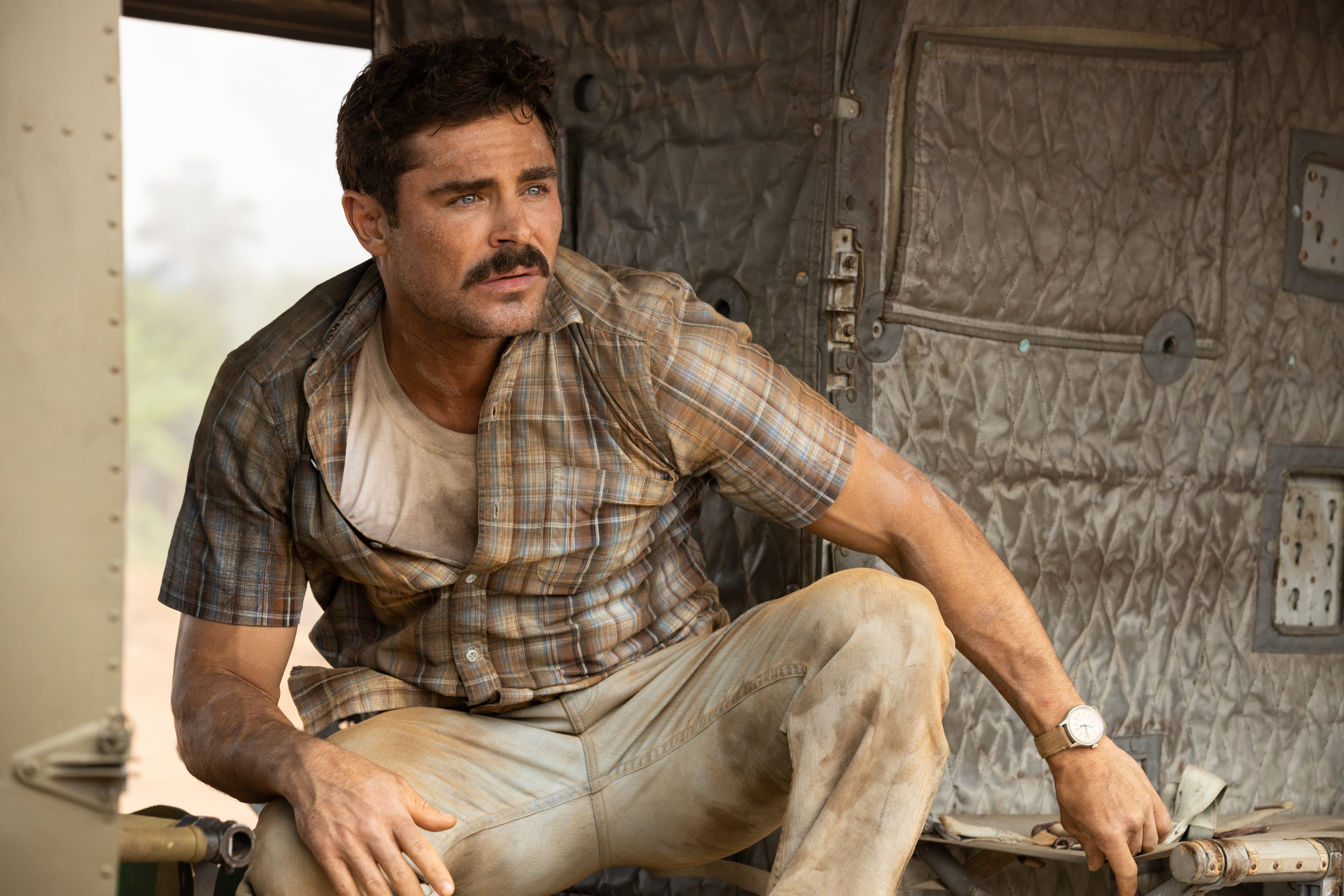 柴克艾弗隆飾演奇克，異想天開在越戰期間，自願跑去前線送啤酒給從軍的親友，卻意外見證了戰火。（Apple TV+提供）