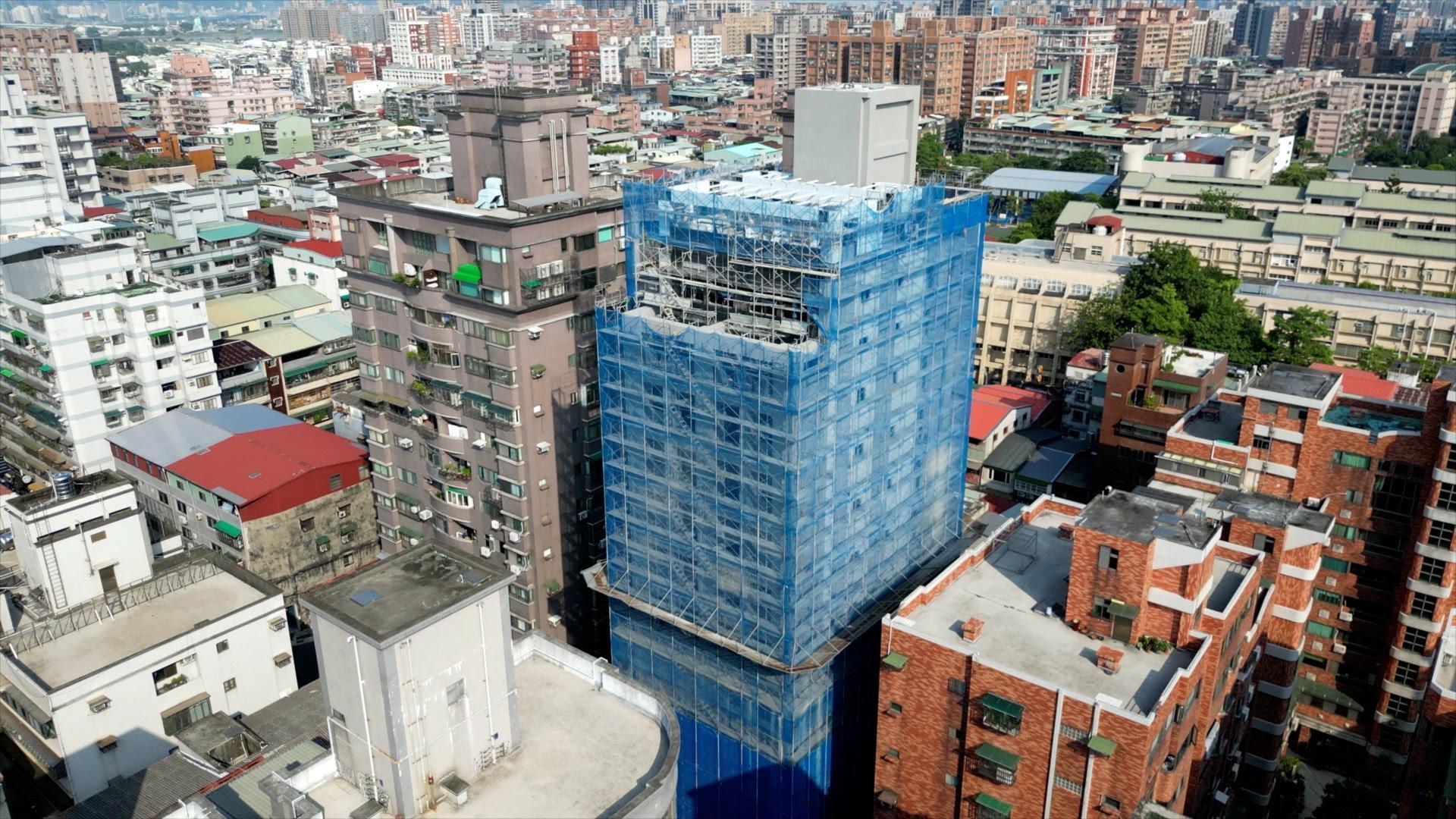 正在進行都更整建的蘆洲水湳街海砂屋重建,針對這種類型的危樓,是都更很重要的一環,距離完工越來越近,讓居民能擁有溫暖而安全的家。