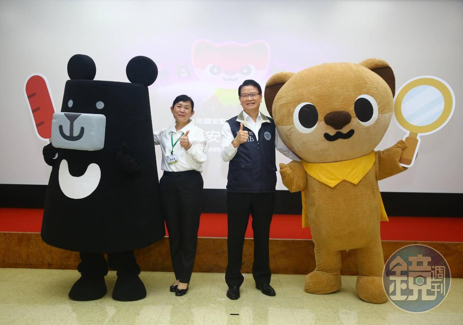 調查局推黃喉貂吉祥物與保防動漫影片，攜手國防部守護國安動起來，圖為調查局長王俊力與國防部政治作戰局副局長陳育琳少將。