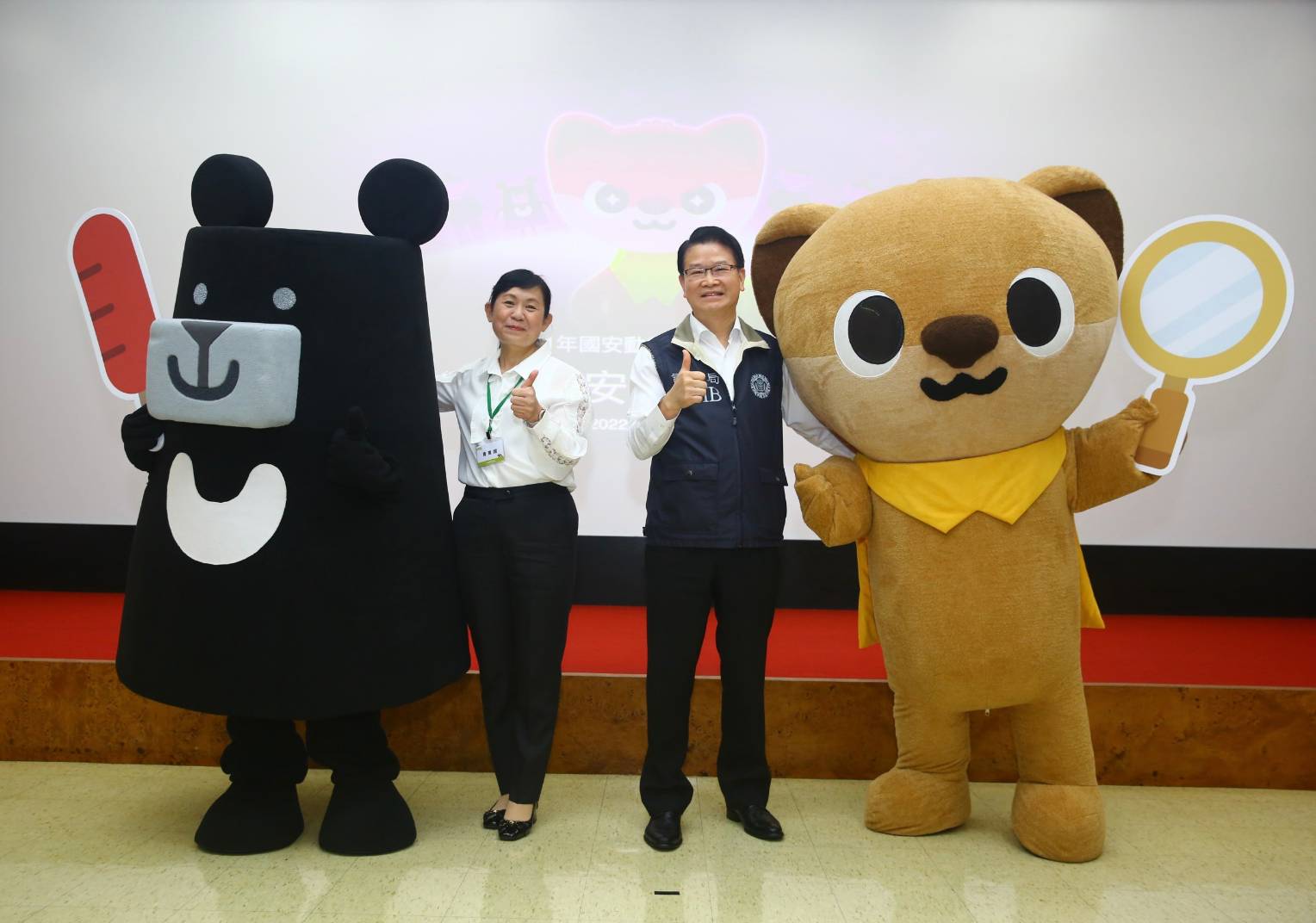 調查局推黃喉貂吉祥物與保防動漫影片，攜手國防部守護國安動起來，圖為調查局長王俊力與國防部政治作戰局副局長陳育琳少將。