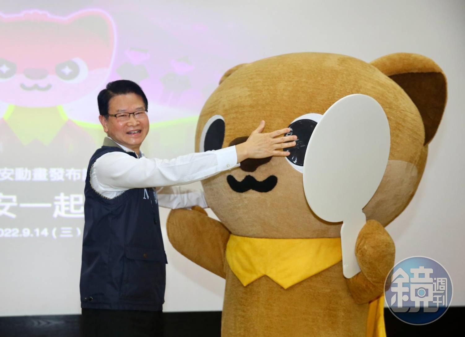 調查局長王俊力表示，境外勢力透過各種金錢或暴力型態介入選舉，更可能以虛擬貨幣或假帳號釋放不實訊息干擾投票，正嚴密監控中