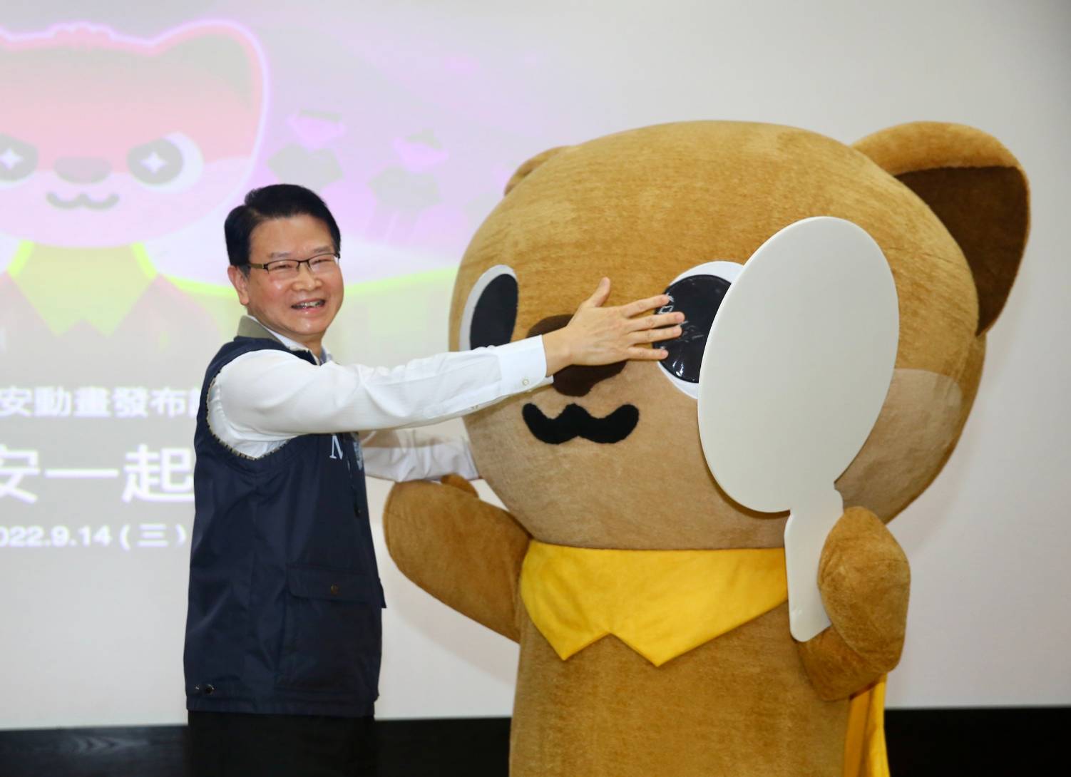 調查局長王俊力表示，境外勢力透過各種金錢或暴力型態介入選舉，更可能以虛擬貨幣或假帳號釋放不實訊息干擾投票，正嚴密監控中