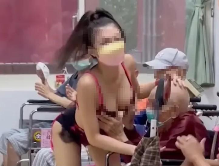 桃園榮民之家日前請來爆乳辣妹表演、讓長輩摸胸,引起外界撻伐。(翻攝畫面)