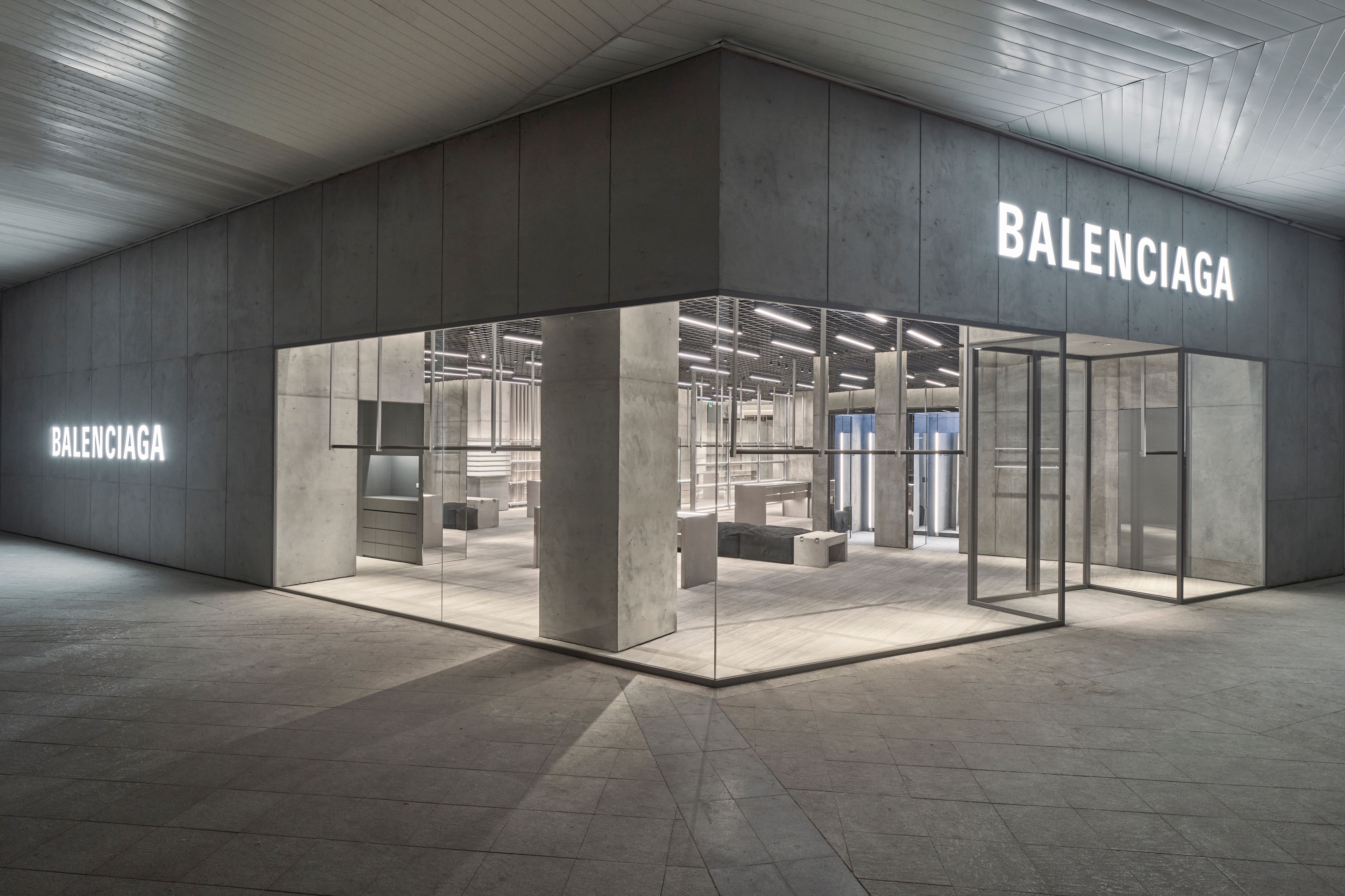 BALENCIAGA於高雄漢神巨蛋購物廣場，開設占地112坪的專賣店。（BALENCIAGA提供）
