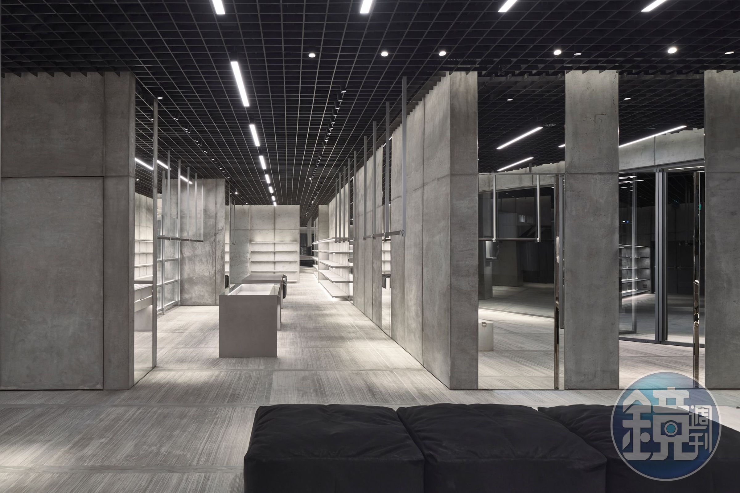 店內採用「Raw Architecture」的粗獷美學，可見到外露的管道、安全逃生口與破舊的混凝土。（BALENCIAGA提供）
