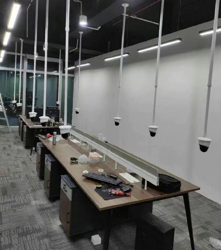 中國曾發生公司在員工位置上方裝設監視器監控員工。(翻攝微博)
