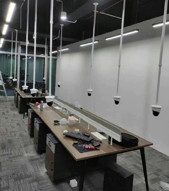 中國曾發生公司在員工位置上方裝設監視器監控員工。(翻攝微博)