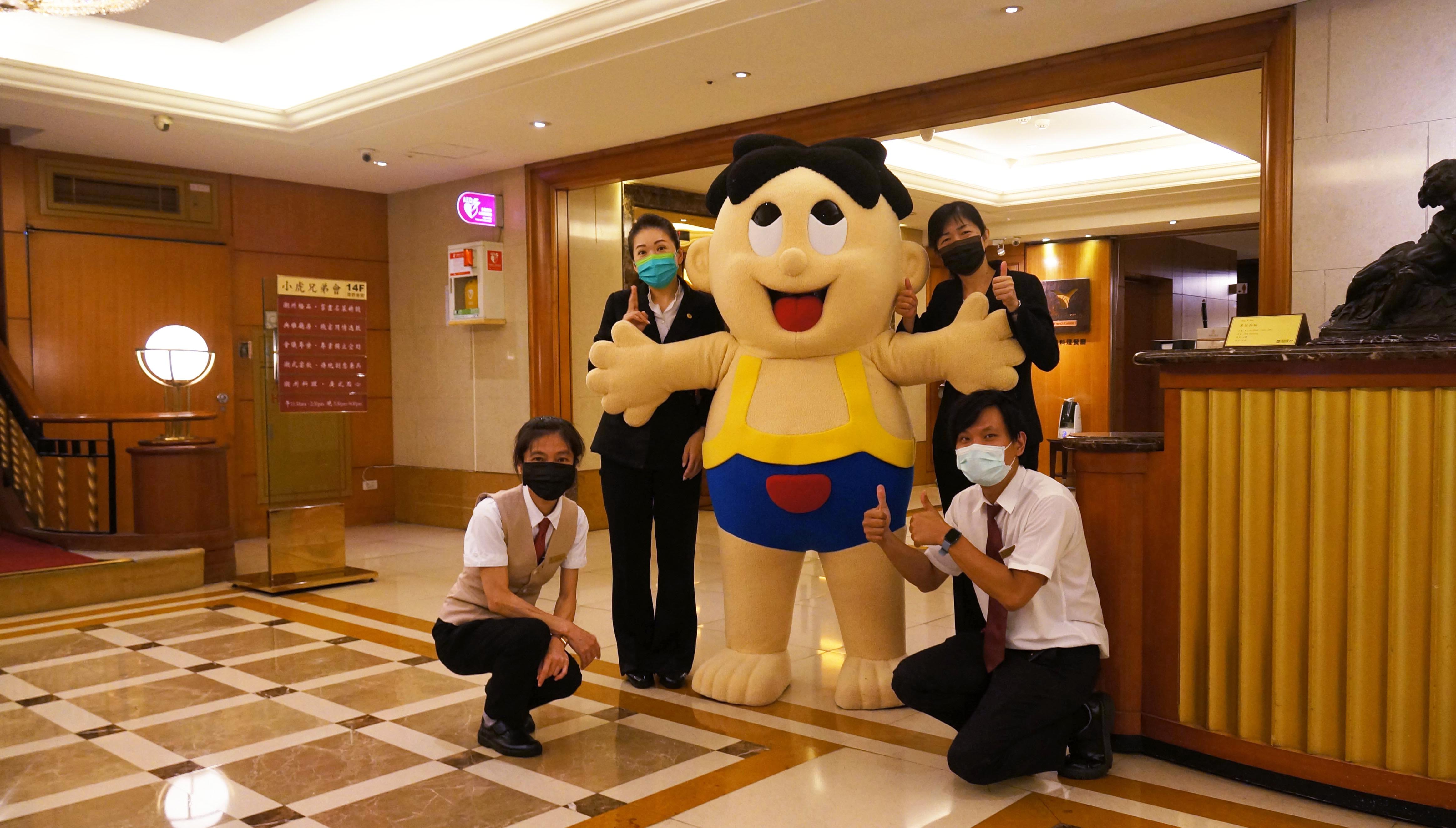 神旺飯店結束營業當日，旺旺吉祥物「旺仔」會在館內各餐廳不定時出現，提供大小朋友們與旺仔娃娃合影留念。（神旺大飯店提供）