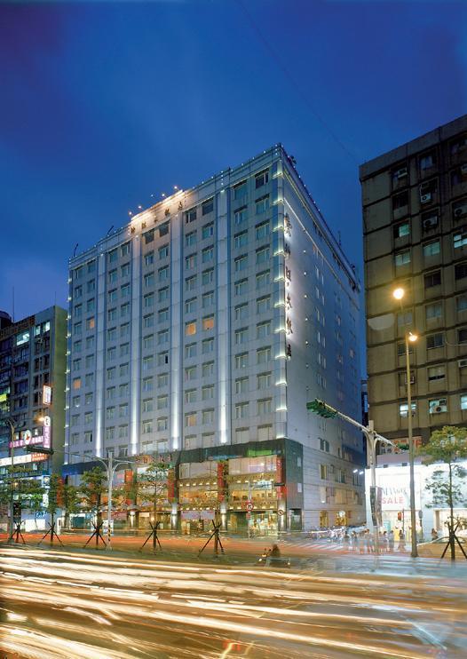 夜間點燈的神旺大飯店,曾是台北東區一景。(神旺大飯店提供)