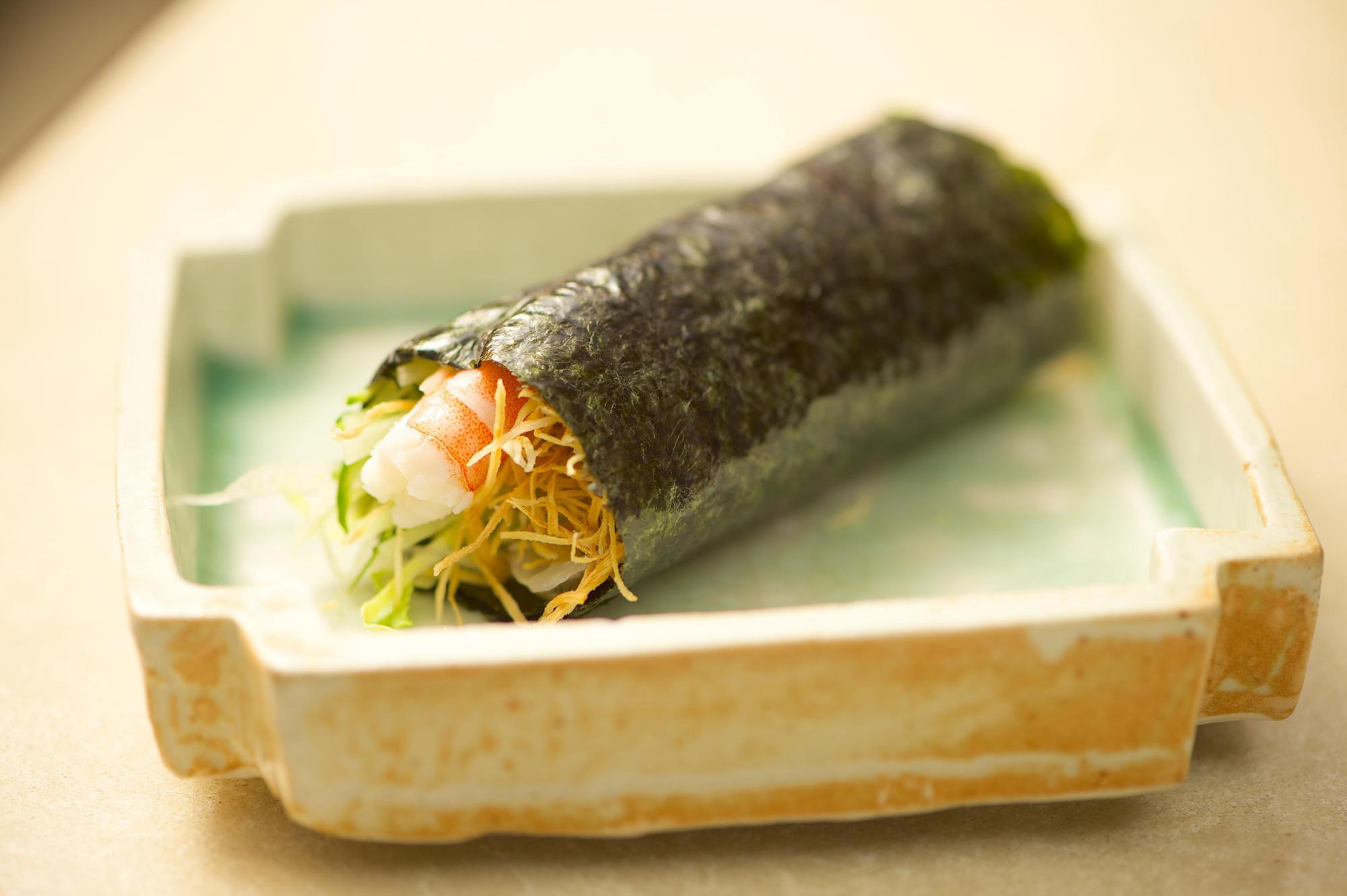 預約9月15日澄江日本料理晚餐時段,每人贈一份「牛蒡鮮蝦手卷」。(神旺大飯店提供)