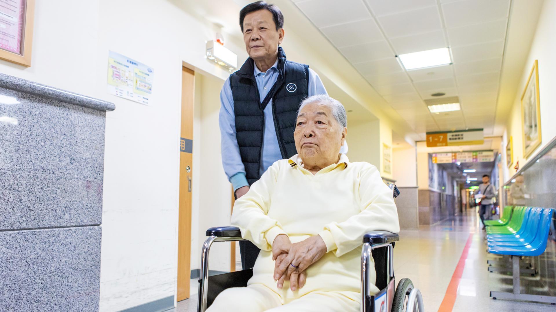 劉引商(前)和寇世勳在《你好,我是誰》有精采對手戲。(大愛)