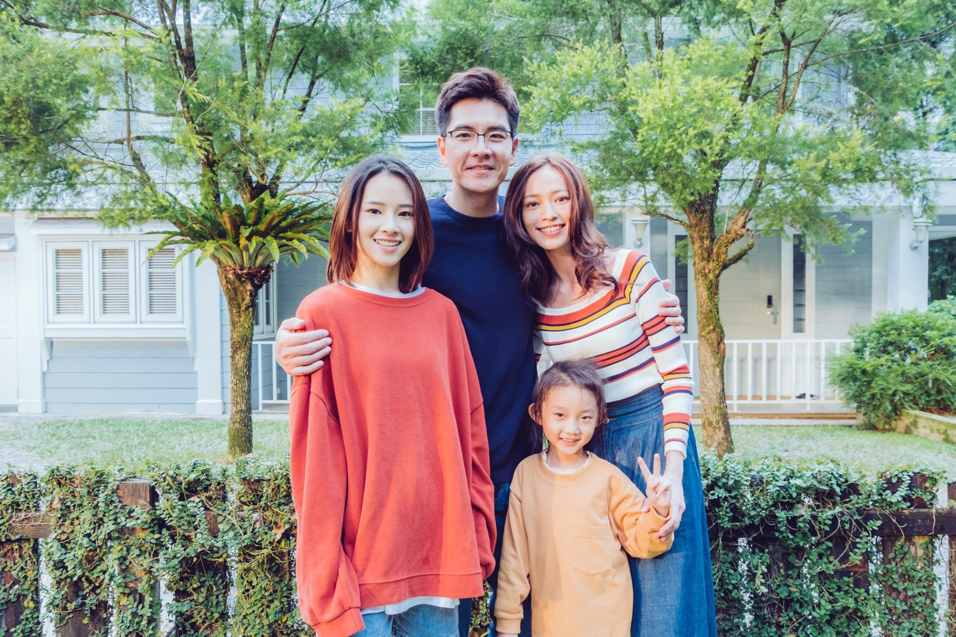 電影《科學少女》中,盧以恩(左起)、王傳一、姚以緹、鄭品茜(前右)飾演一家人。(華影提供)