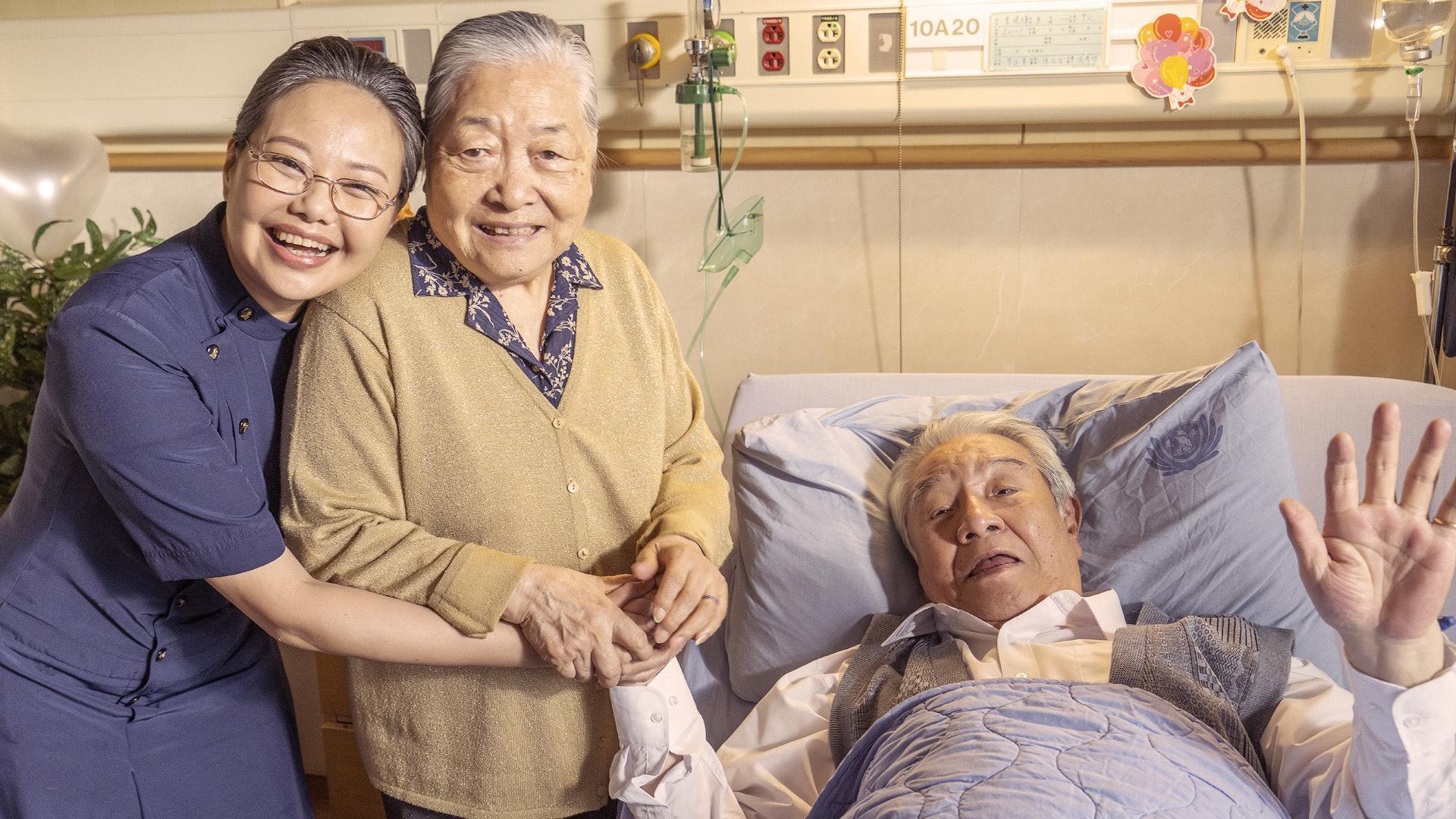 劉引商(中)在《你好,我是誰》演技真實動人,左一為林佳俐。(大愛)