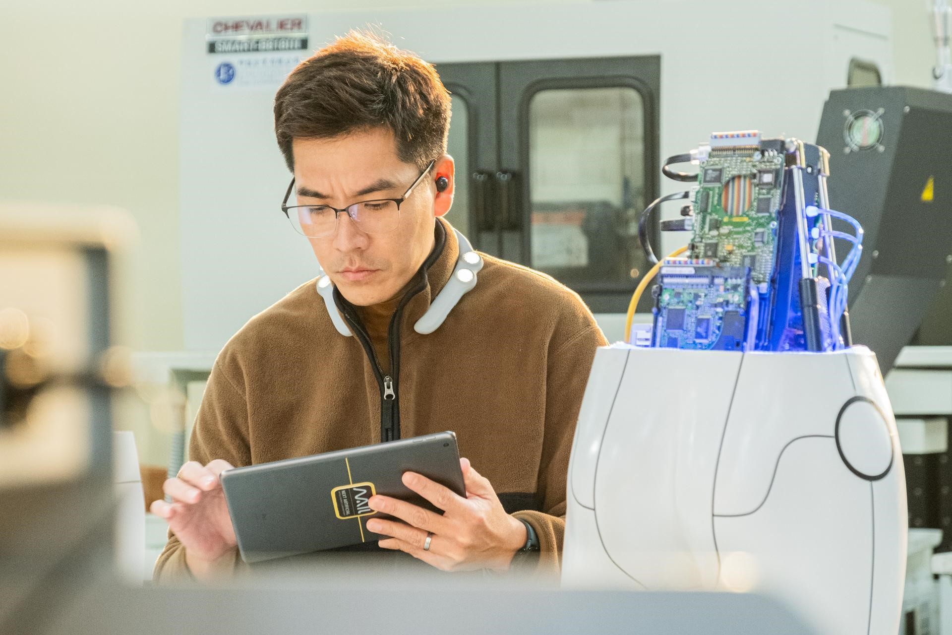 《科學少女》中王傳一脖子上的「光波共振項圈」可以殺病毒。（華影提供）