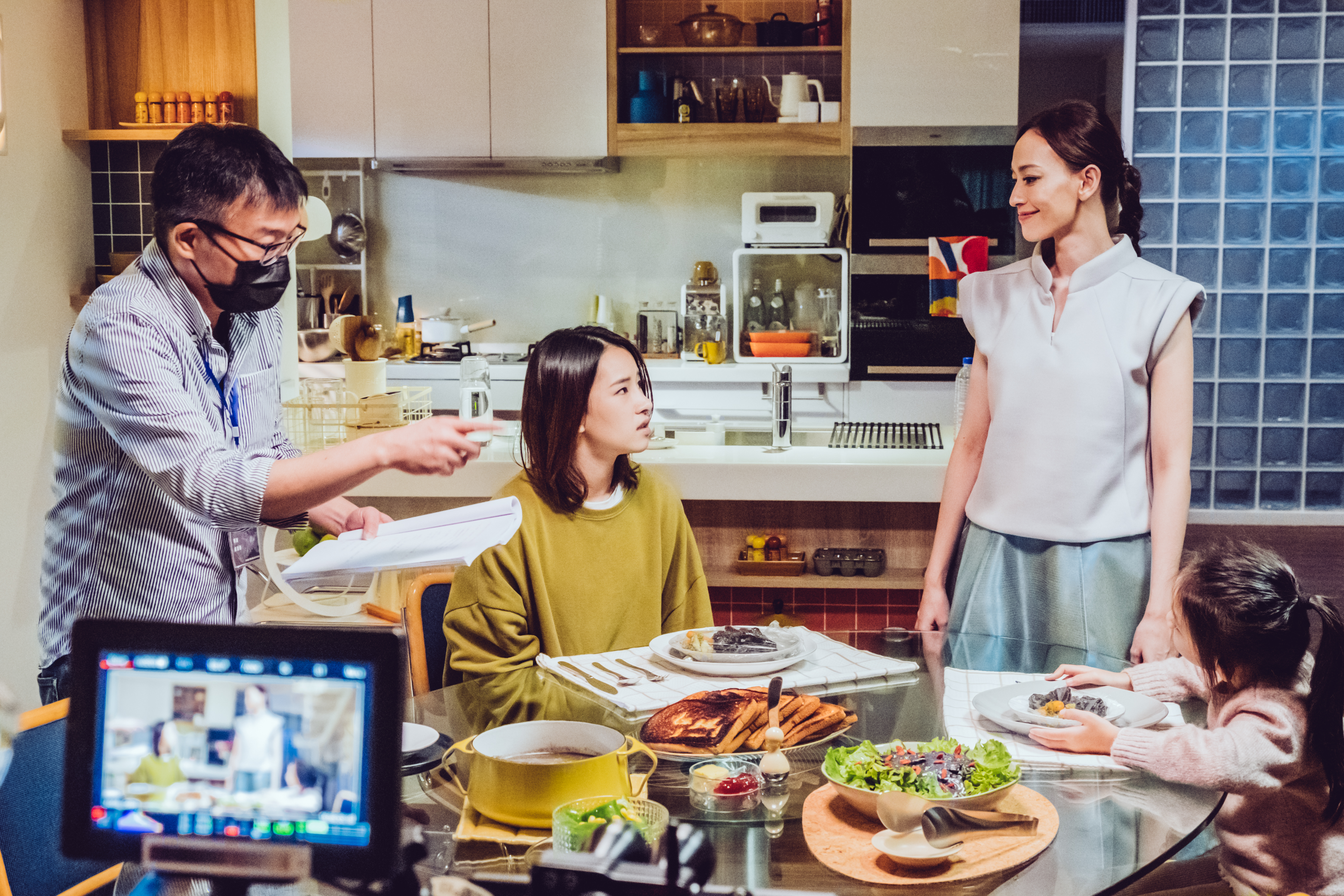 導演莊景燊（左起）與演員盧以恩、姚以緹、鄭品茜在拍片現場。（華影提供）