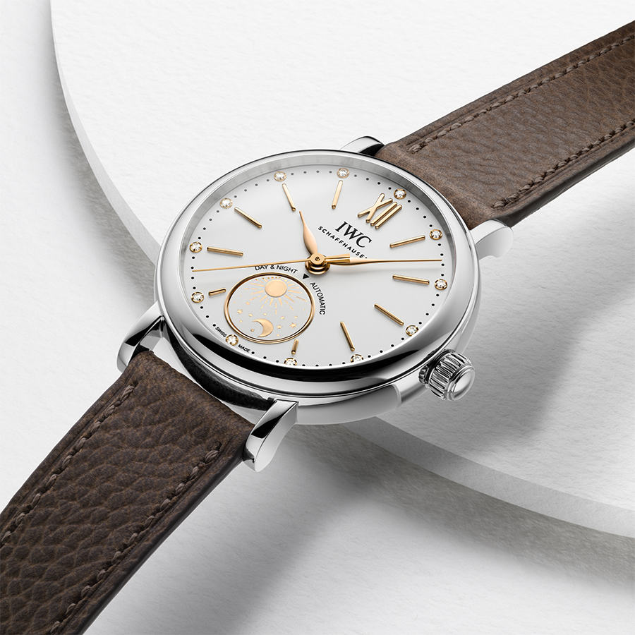 IWC Portofino Automatic Day & Night 34｜IW459801／錶徑34mm／不鏽鋼材質／時、分、秒、日夜指示／ 35180自動上鍊機芯／動力儲存約50小時／面盤鑲鑽12顆／防水50米／定價NT$214,000。