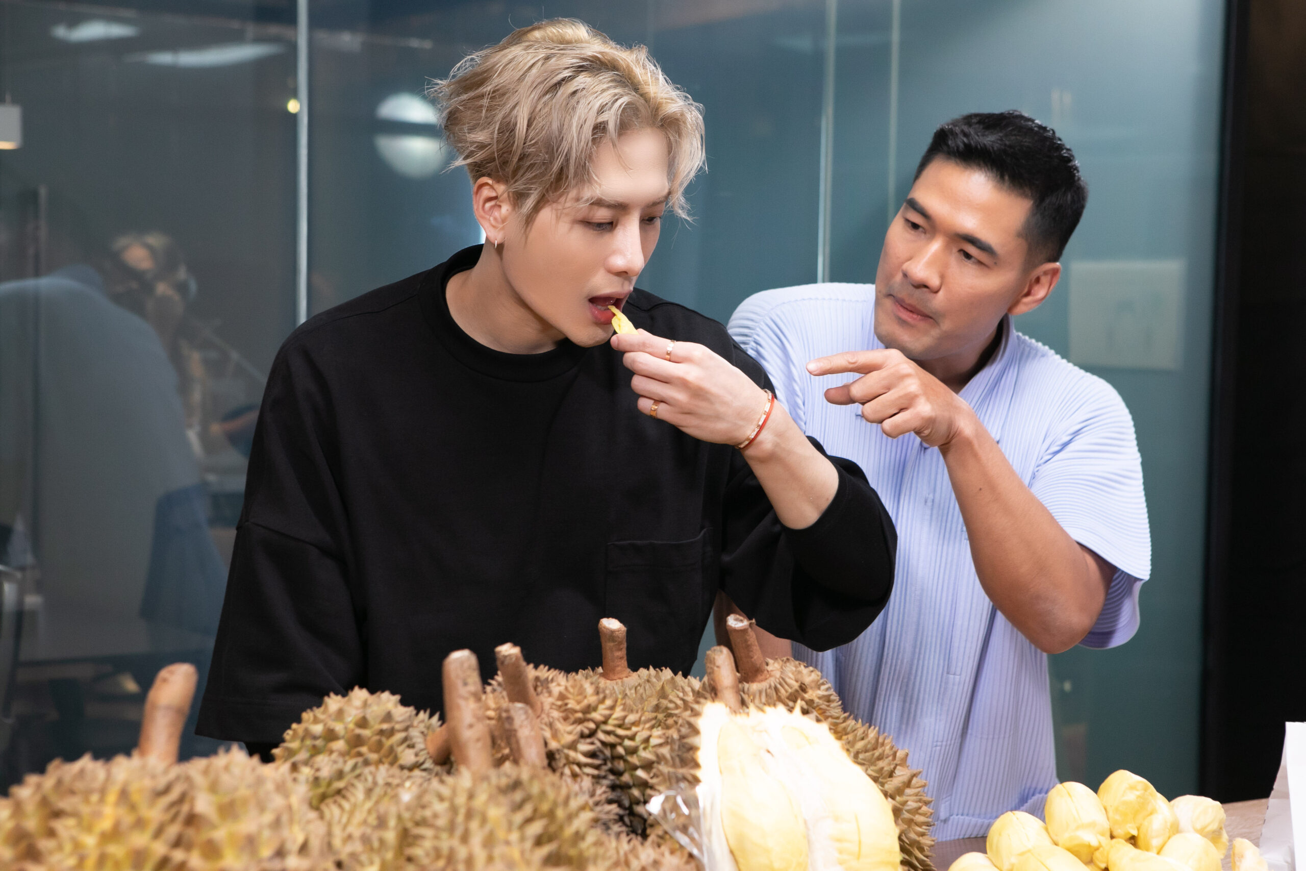 王嘉爾在Woody節目上吃榴槤，竟也成為一個討論度很高的話題。（翻攝自WOODY YT頻道）