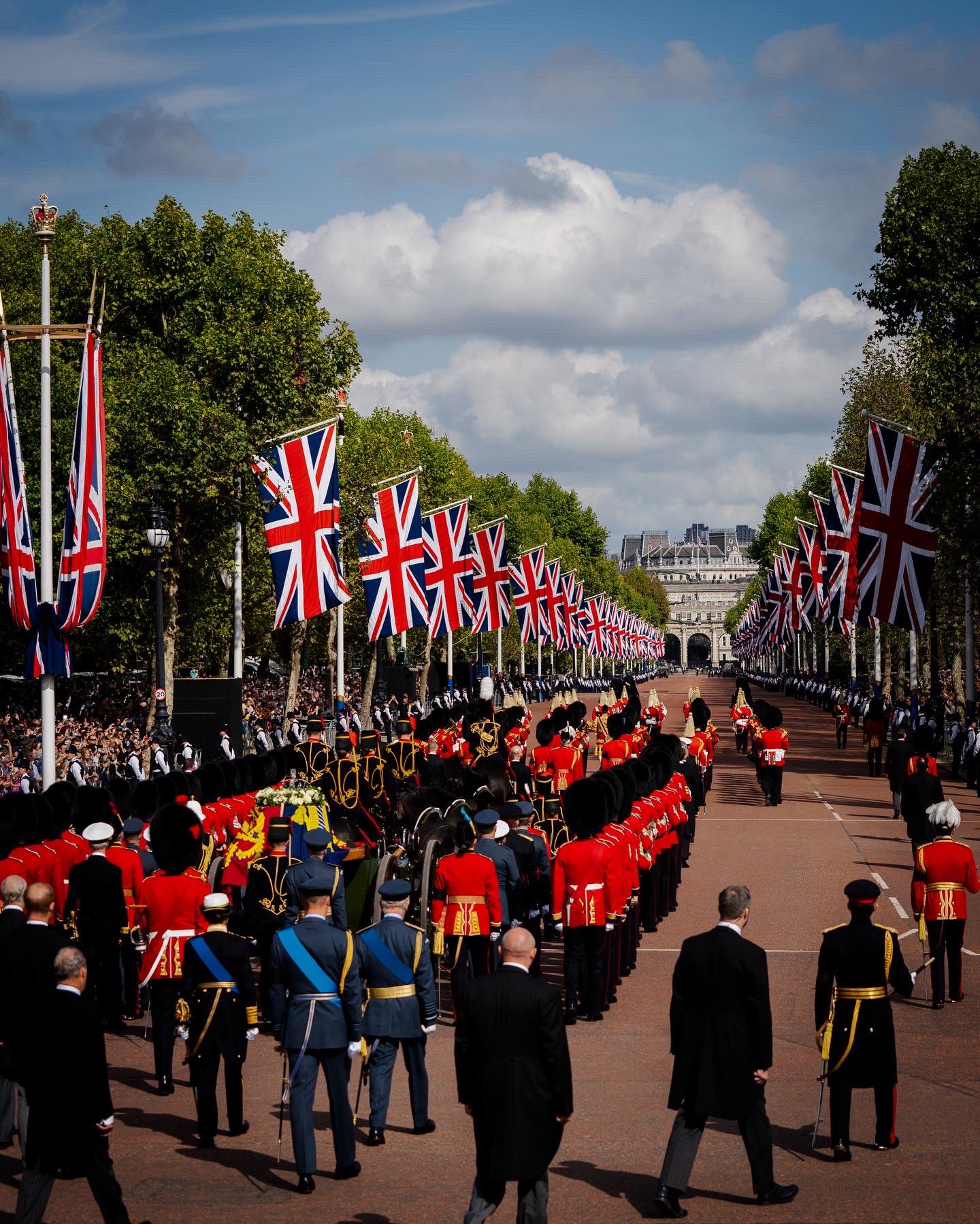 英國女王伊莉莎白二世（Queen Elizabeth II）靈柩從白金漢宮移靈至西敏寺。（翻攝自推特Royal Central）