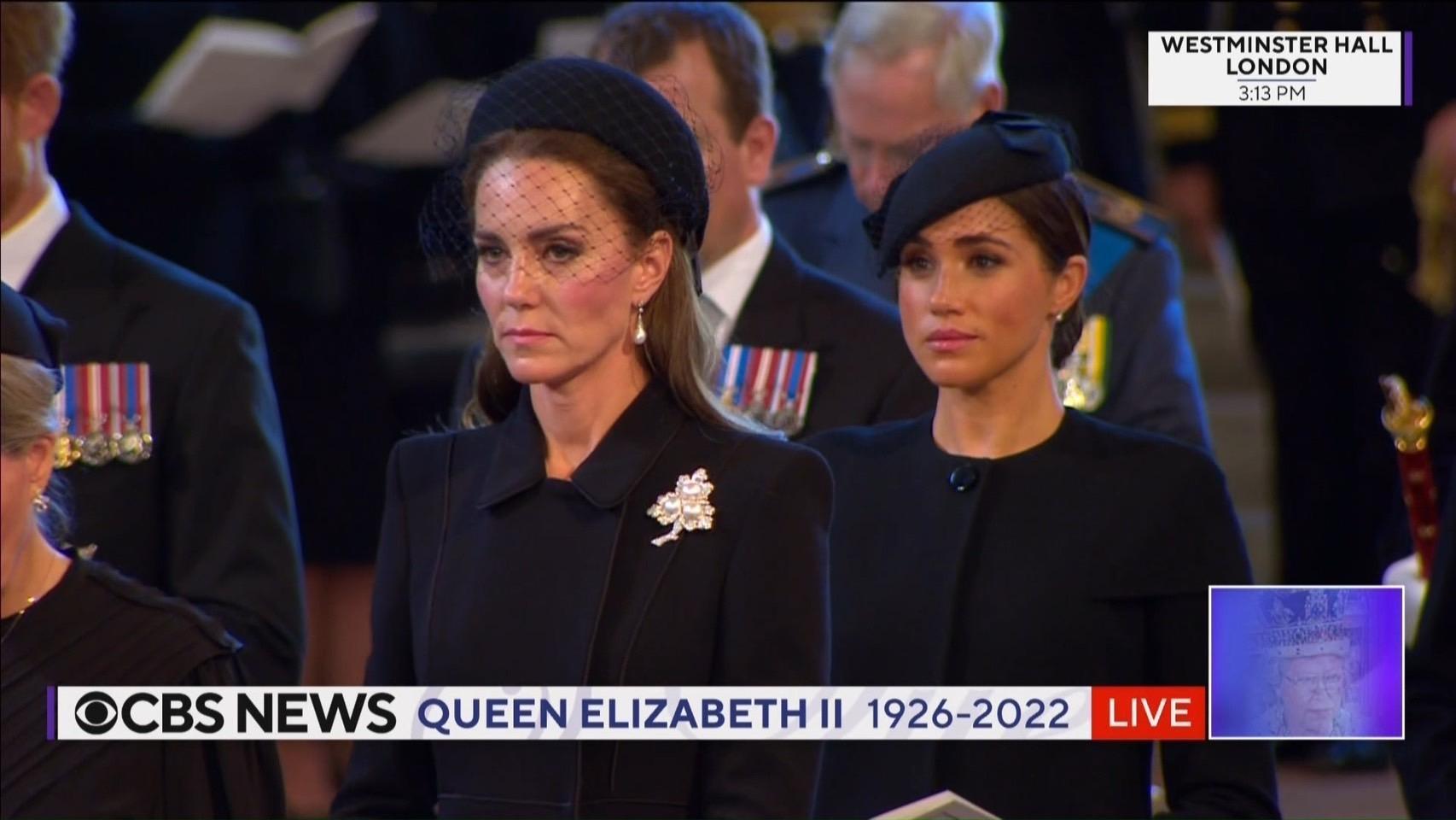 英國女王伊莉莎白二世(Queen Elizabeth II)靈柩從白金漢宮移靈至西敏寺,簡短追思儀式中梅根表情又再度掀起爭議。(翻攝自推特Royal Central)(翻攝自BBC推特)