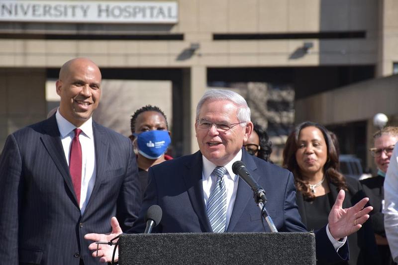 參議院外委會主席梅南德茲（圖中）表示《台灣政策法》是繼1979年以來最全面重整美國對台政策的法案。（翻攝自推特）