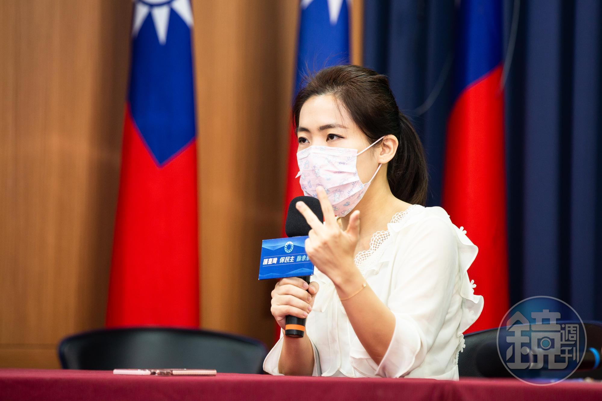 網友在臉書「爆政公社」指控徐巧芯也曾盜圖，遭到網友酸爆；徐巧芯事後也在PTT發文回應。