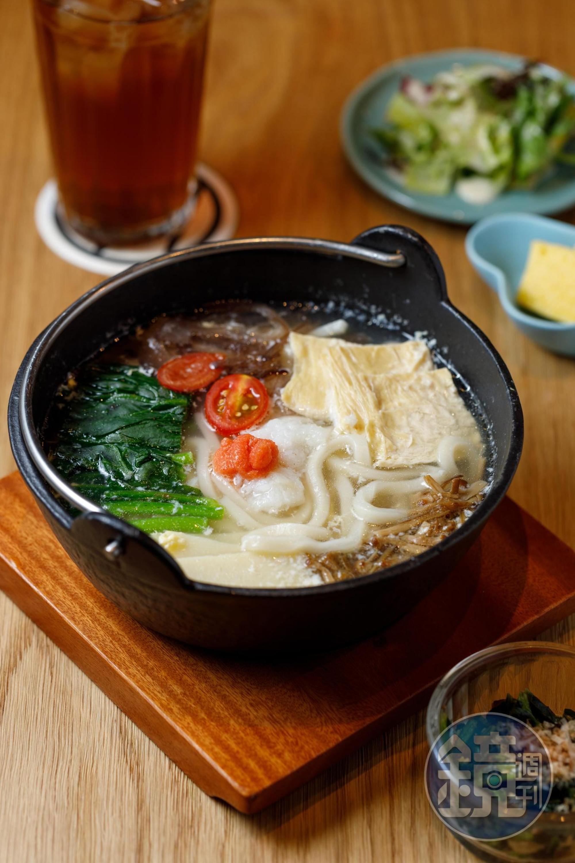 茶屋以清爽道地的日系餐飲為主，「明太子山菜烏龍麵」使用福岡老店「FUKUYA」新品牌「鱈卵屋」的明太子。（380元／份）