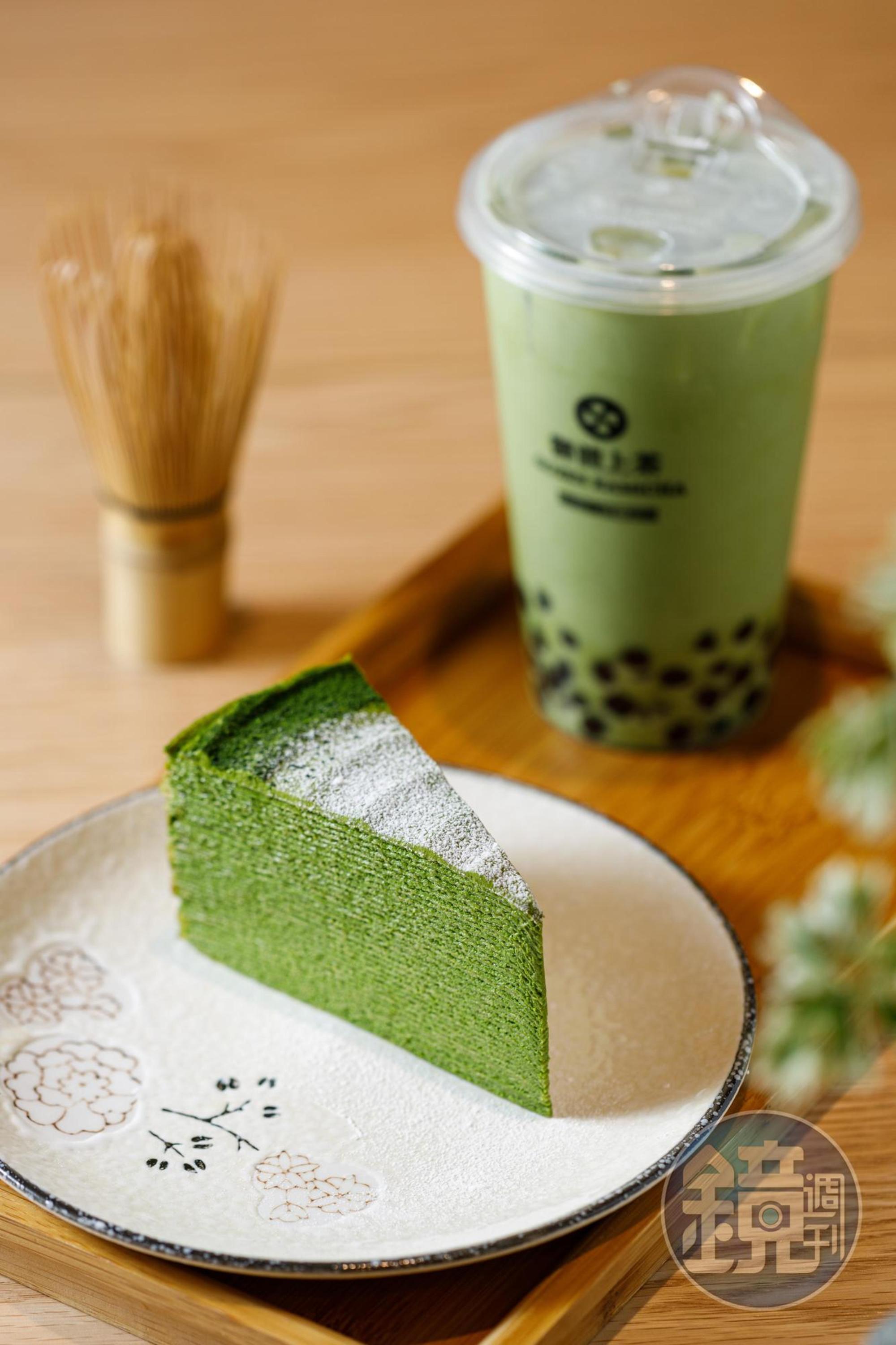 手作「宇治抹茶千層」（前，180元／份）共有40層，綿密紮實；「抹茶那堤珍珠飲」（後，140元／杯）濃郁微甜。