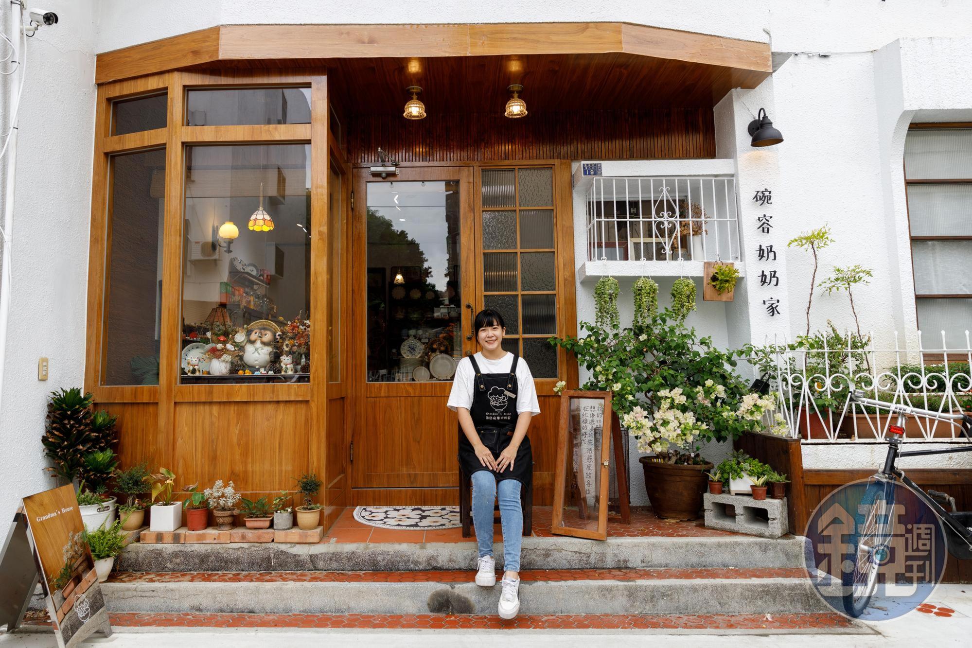 2位8年級女生從一起逛街到一起圓夢,打造屬於她們的雜貨小天地,圖中是「碗容奶奶家」主理人之一的小涵。