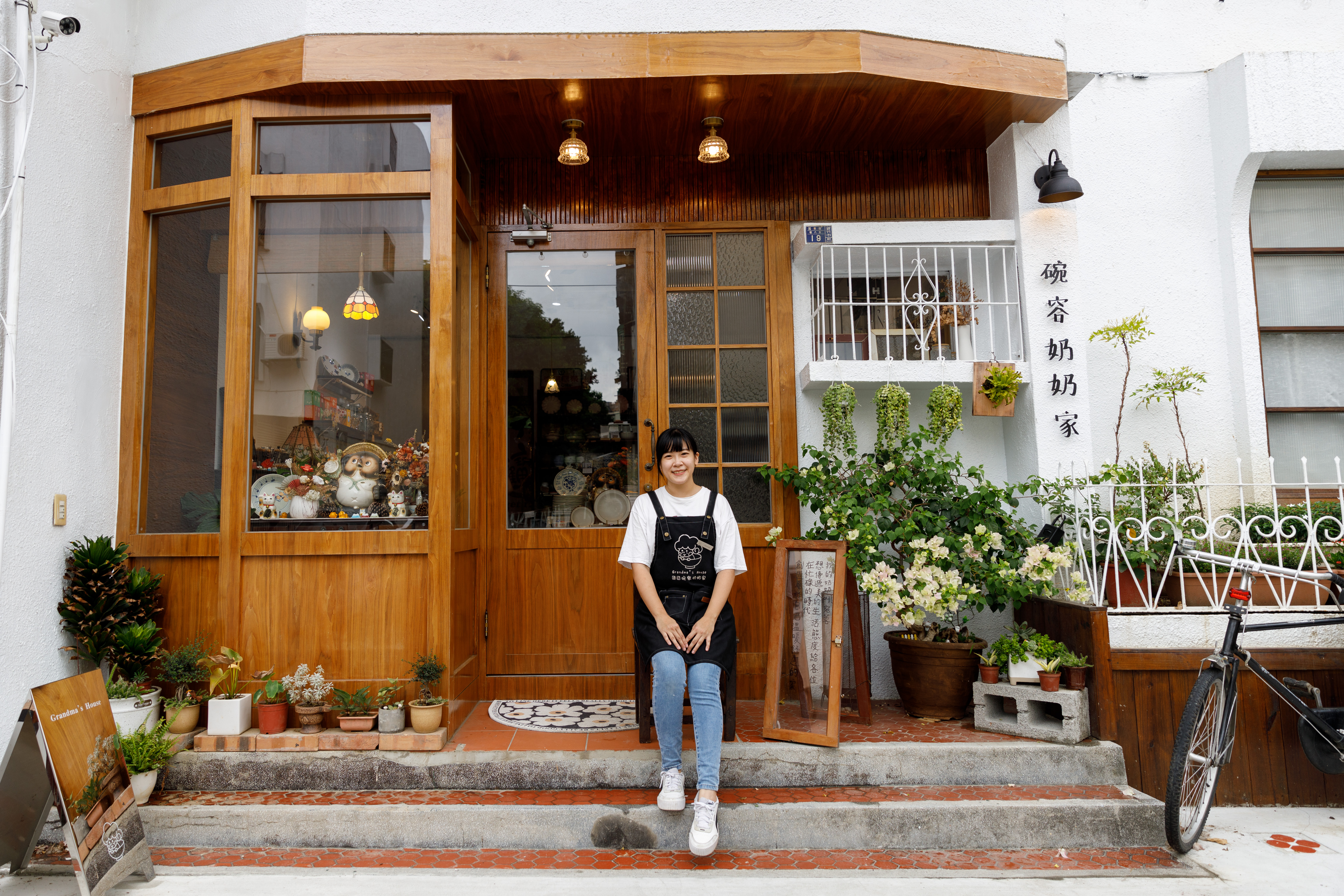 2位8年級女生從一起逛街到一起圓夢，打造屬於她們的雜貨小天地，圖中是「碗容奶奶家」主理人之一的小涵。