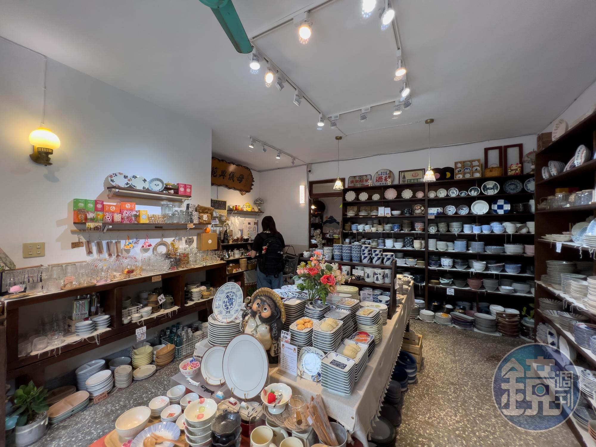 店內擺放眾多杯碗瓢盆,眼睛所見幾乎都能買回家。