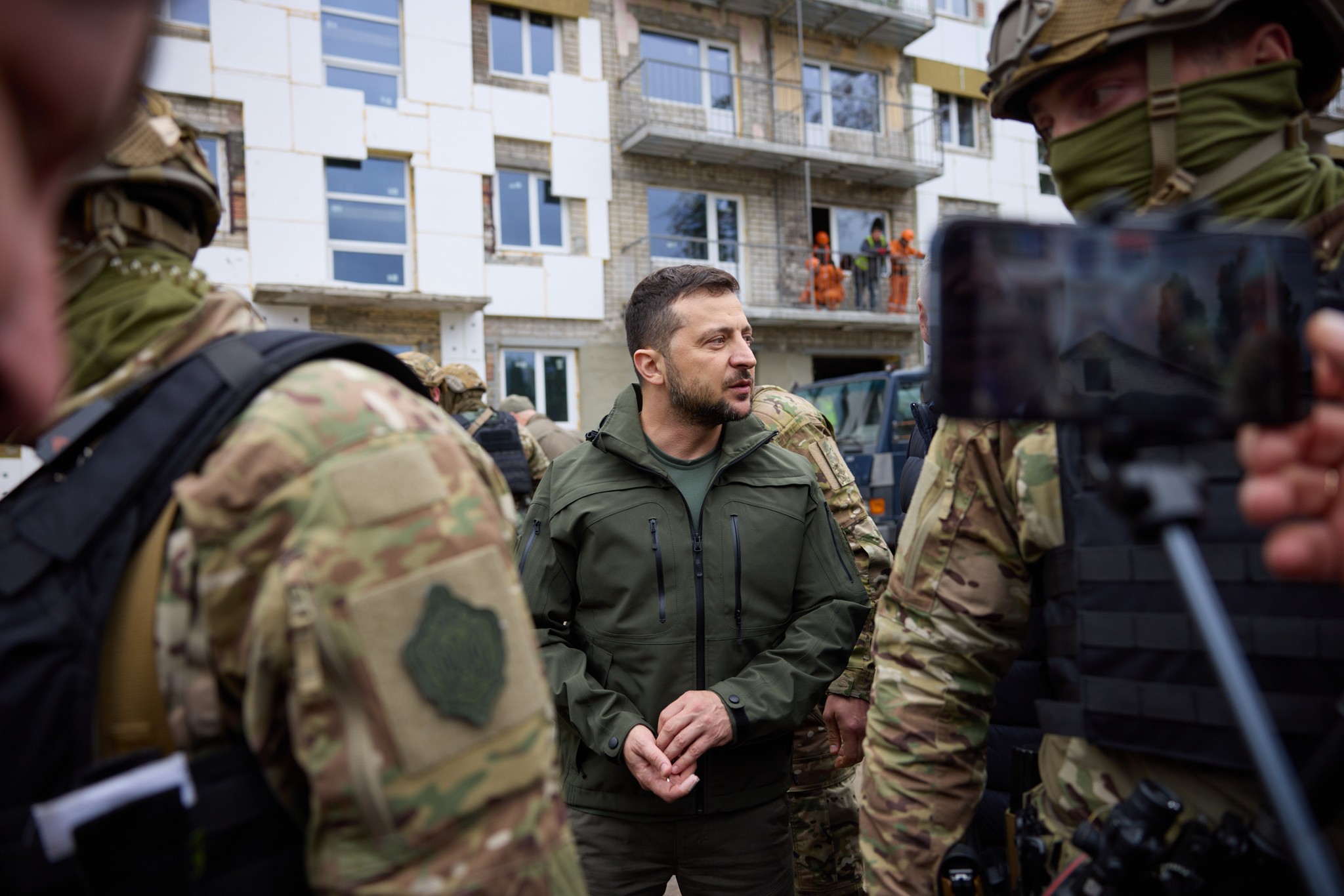 澤倫斯基親赴第一線慰問烏軍弟兄，返回基輔後遭遇車禍。（翻攝自澤倫斯基臉書）