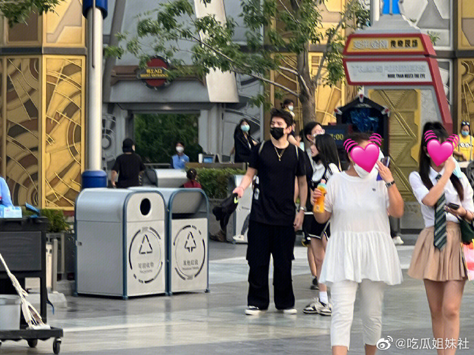 王大陸與女友蔡卓宜13日被網友發現與友人在北京環球影城玩耍，2人不加偽裝，自在享受約會時光。（翻攝吃瓜姐妹社微博）