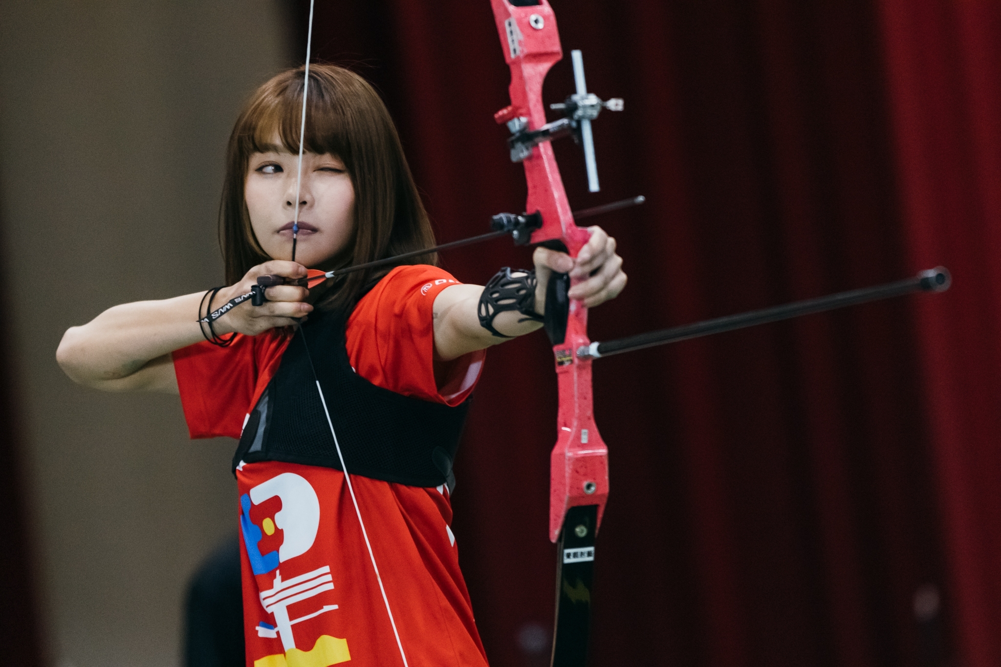 陳怡叡在《全明星4》練習射箭。（MyVideo提供）