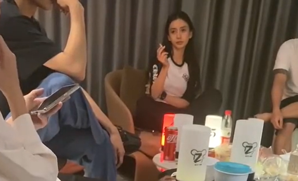 中國女星Angelababy在私下聚會中盤腿抽菸的畫面，被現場人士拍下外流。（翻攝自全球追星八百人微博）