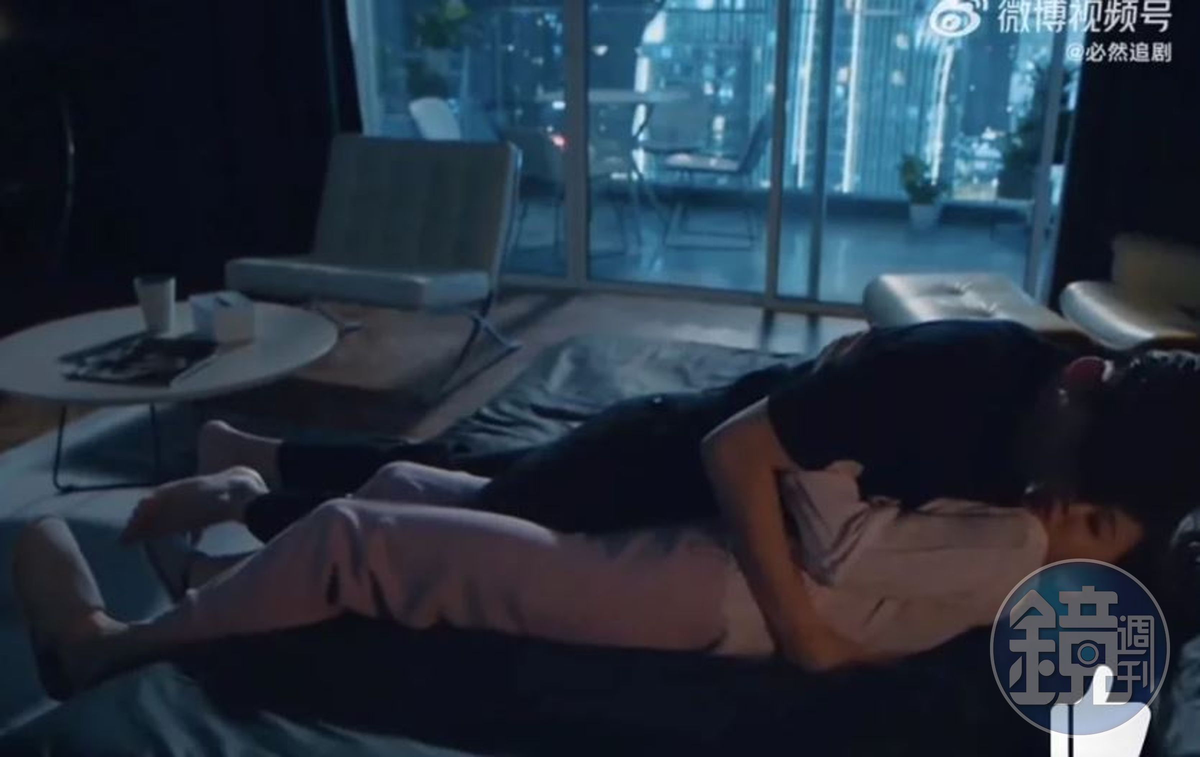 網友特別找出張翰與王曉晨的床戲，認為他腳故意頂在女生雙腿中間。（翻攝自網路）