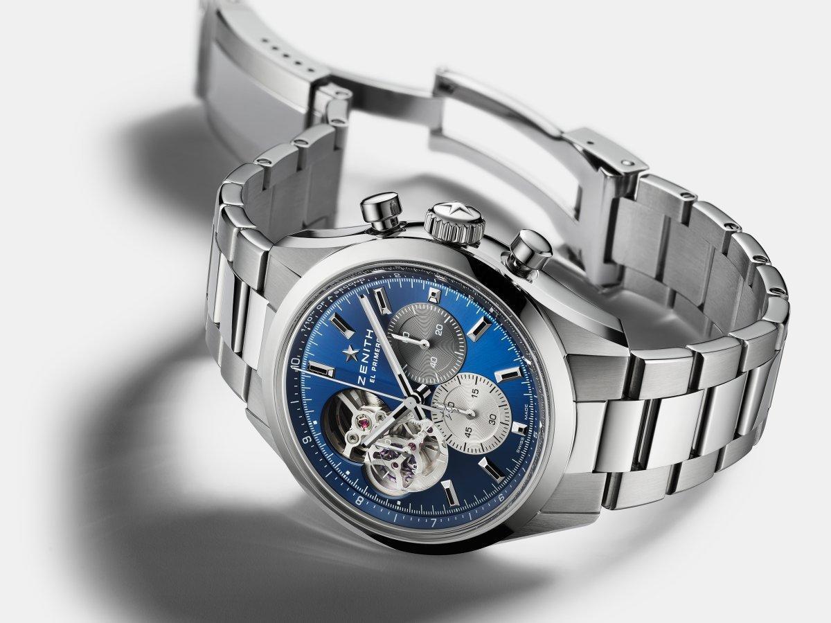 真力時為今年最新的 Chronomaster Open 推出「真力時藍」面盤的特別版，是僅在品牌專賣店銷售的限定版本。整個面盤呈現閃亮的藍色，計時盤則改用不同色階的灰色，巧妙改變三色錶盤的視覺效果，非常有特色。定價約NT$318,100。