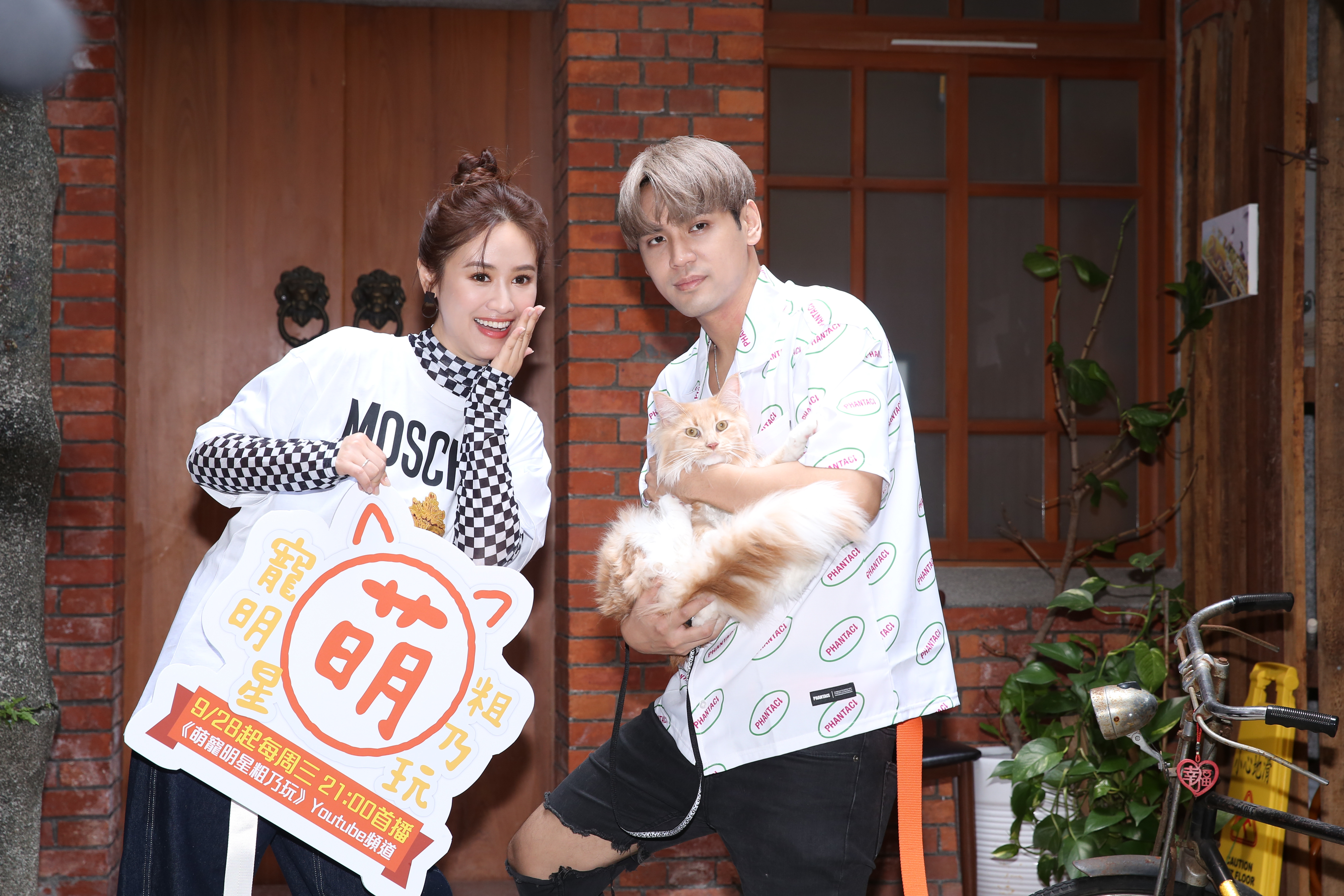 吳姍儒（左）、陳零九（右）攜手主持網路節目。