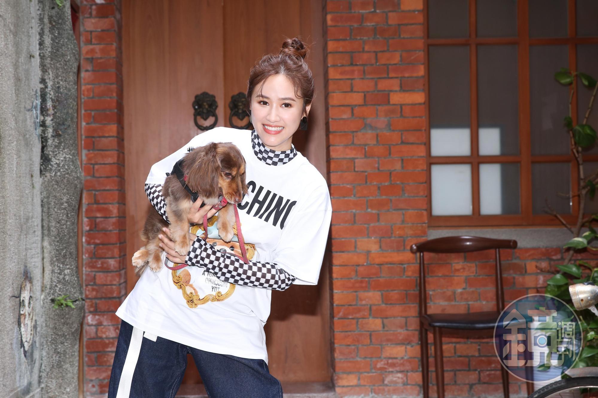 吳姍儒帶愛犬出席記者會。