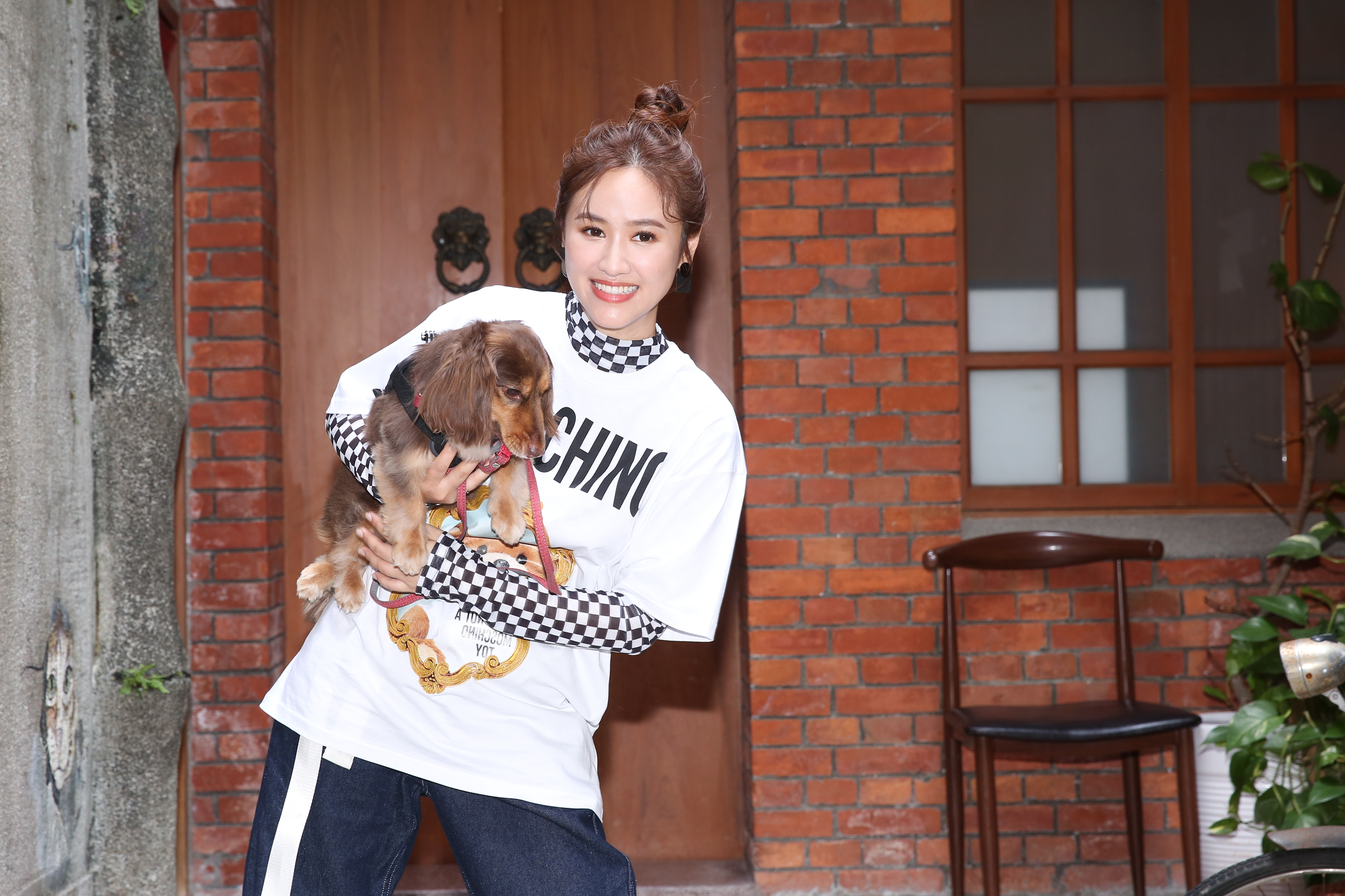 吳姍儒帶愛犬出席記者會。