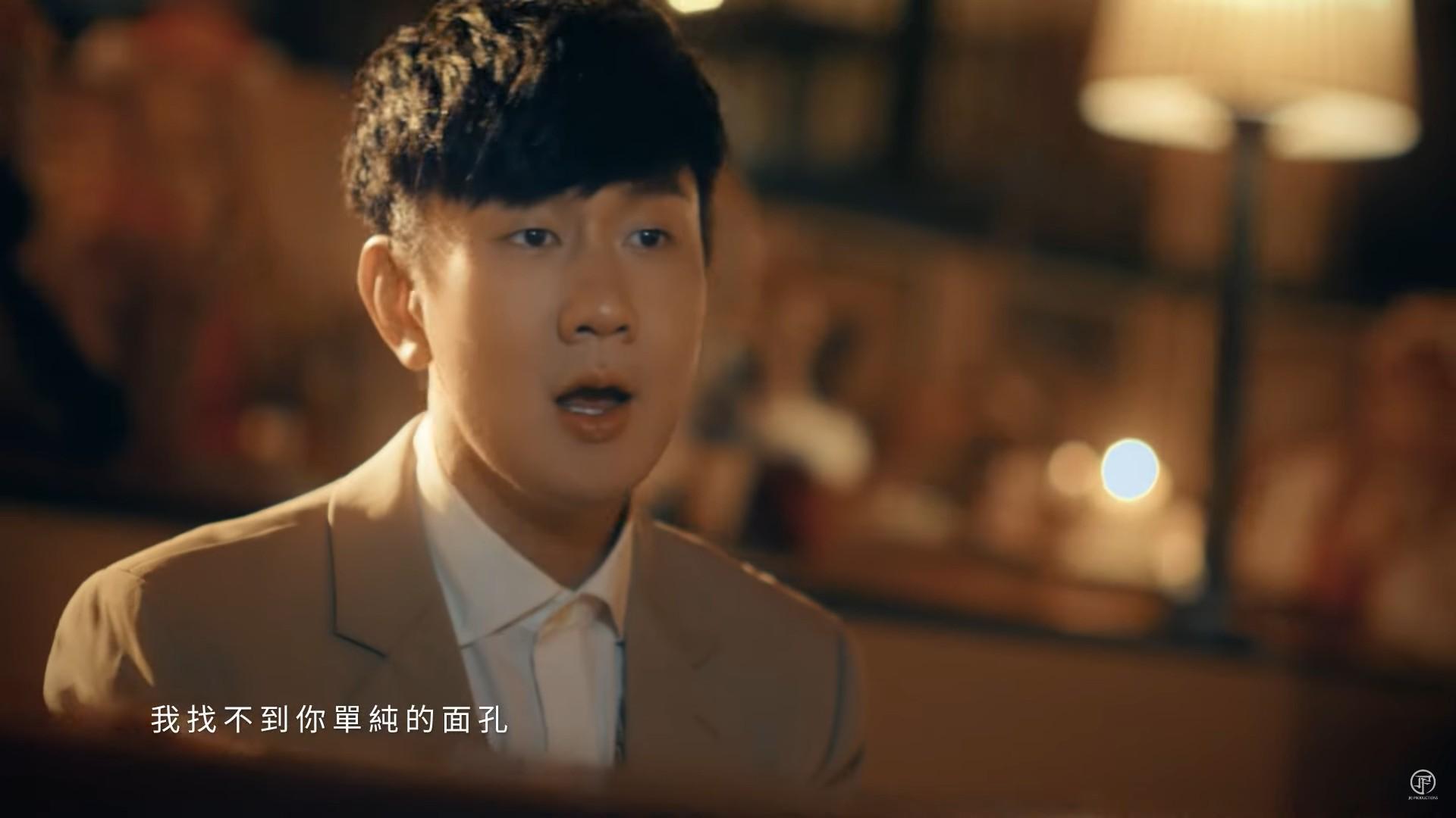 JJ林俊傑彈古典鋼琴的深情畫面,一路拍到凌晨4點才收工。(翻攝JJ Lin林俊傑YT)