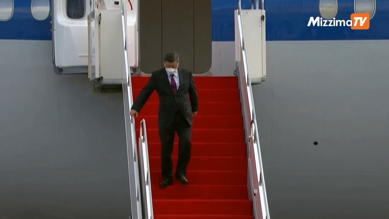 習近平「腳滑」影片曝光！王者氣勢下機險跌跤重摔，外媒全都錄。（翻自畫面）