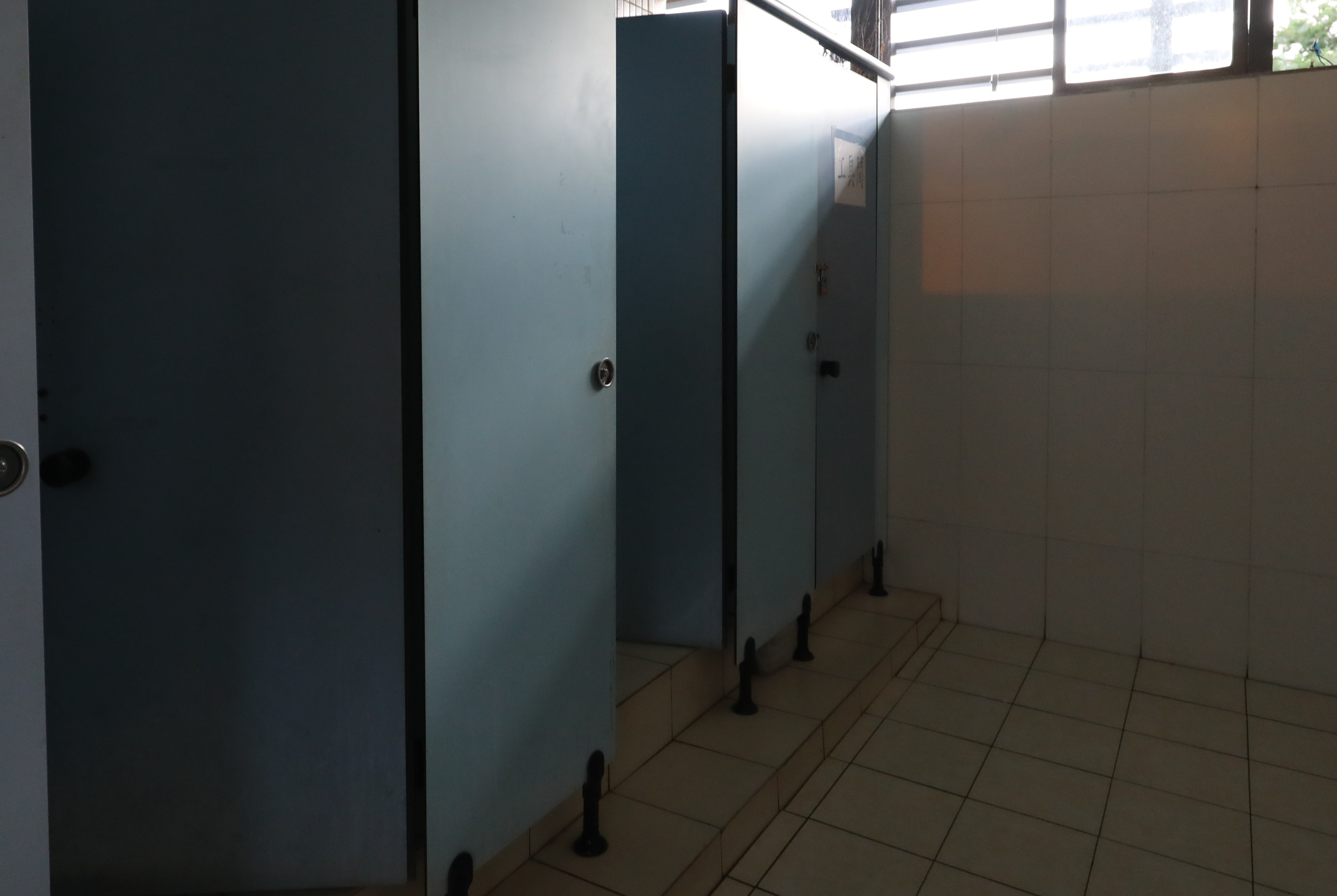 國道警官被控在公廁性侵高中少年，遭移送法辦並記過免職。（示意圖，非當事公廁）