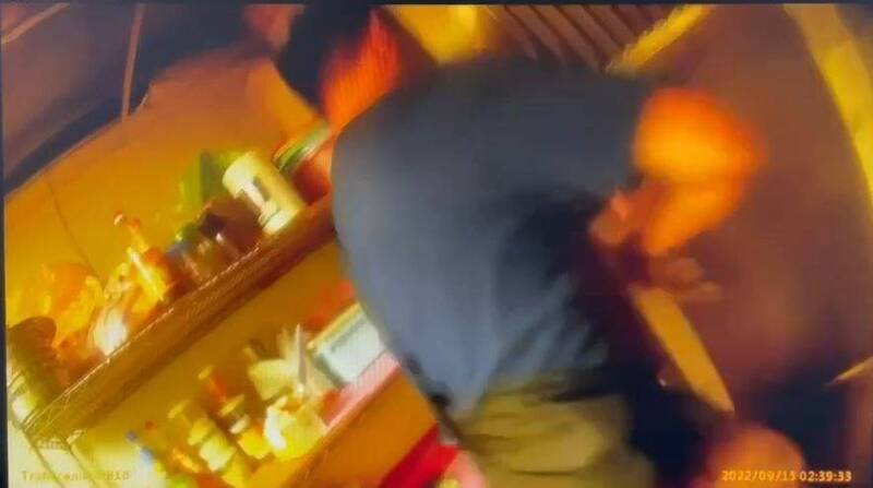 警方持利斧連破3道鐵門，查獲4對正在性交易的男女（警方提供）