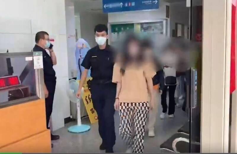 4名外籍賣淫女在檢察官複訊後，移請移民署辦理遣返事宜。（警方提供）