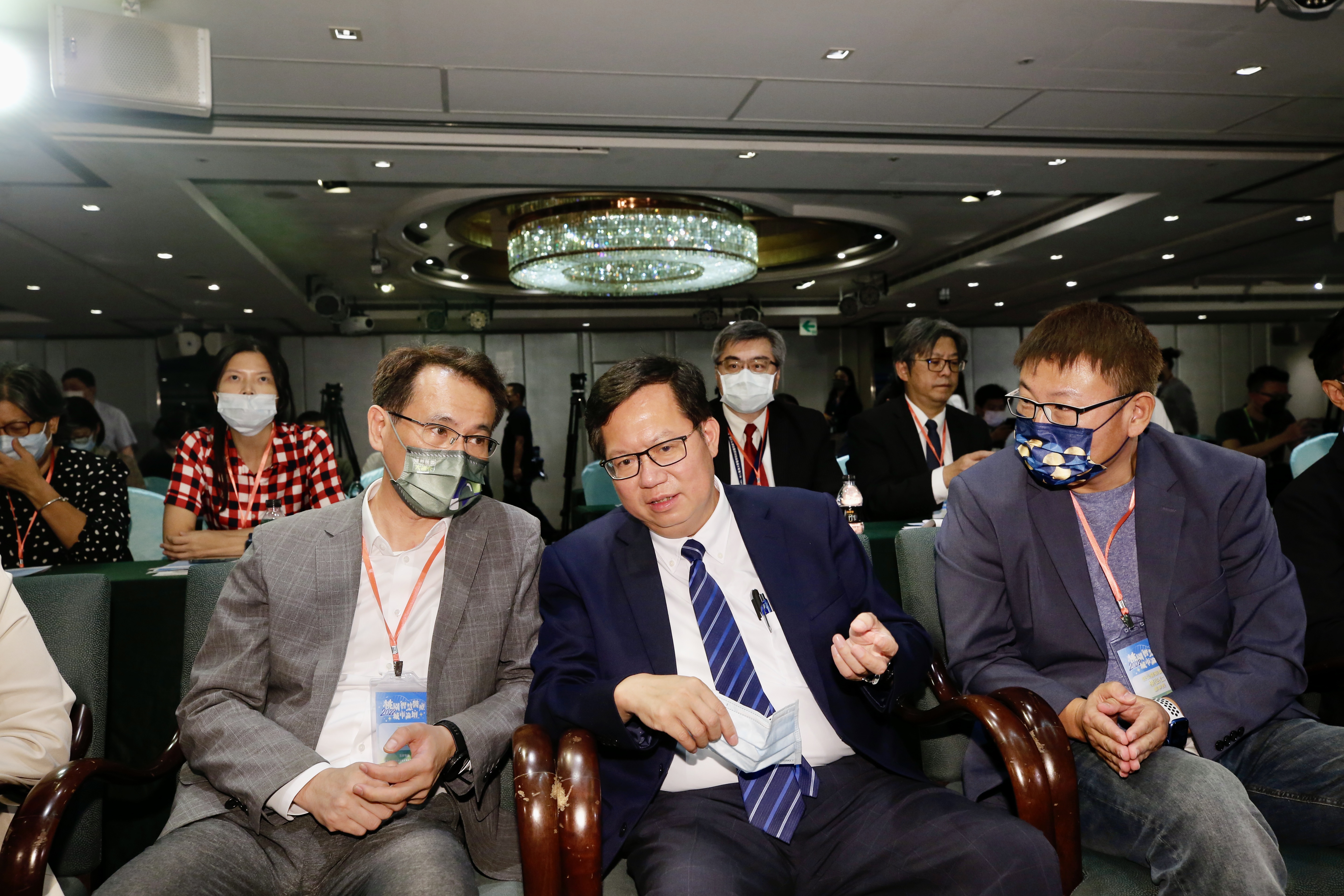 前總統陳水扁po文談到桃園市長選舉，「深信鄭運鵬（左）也會繼鄭文燦（中）後接棒參選成功」。（本刊資料照）