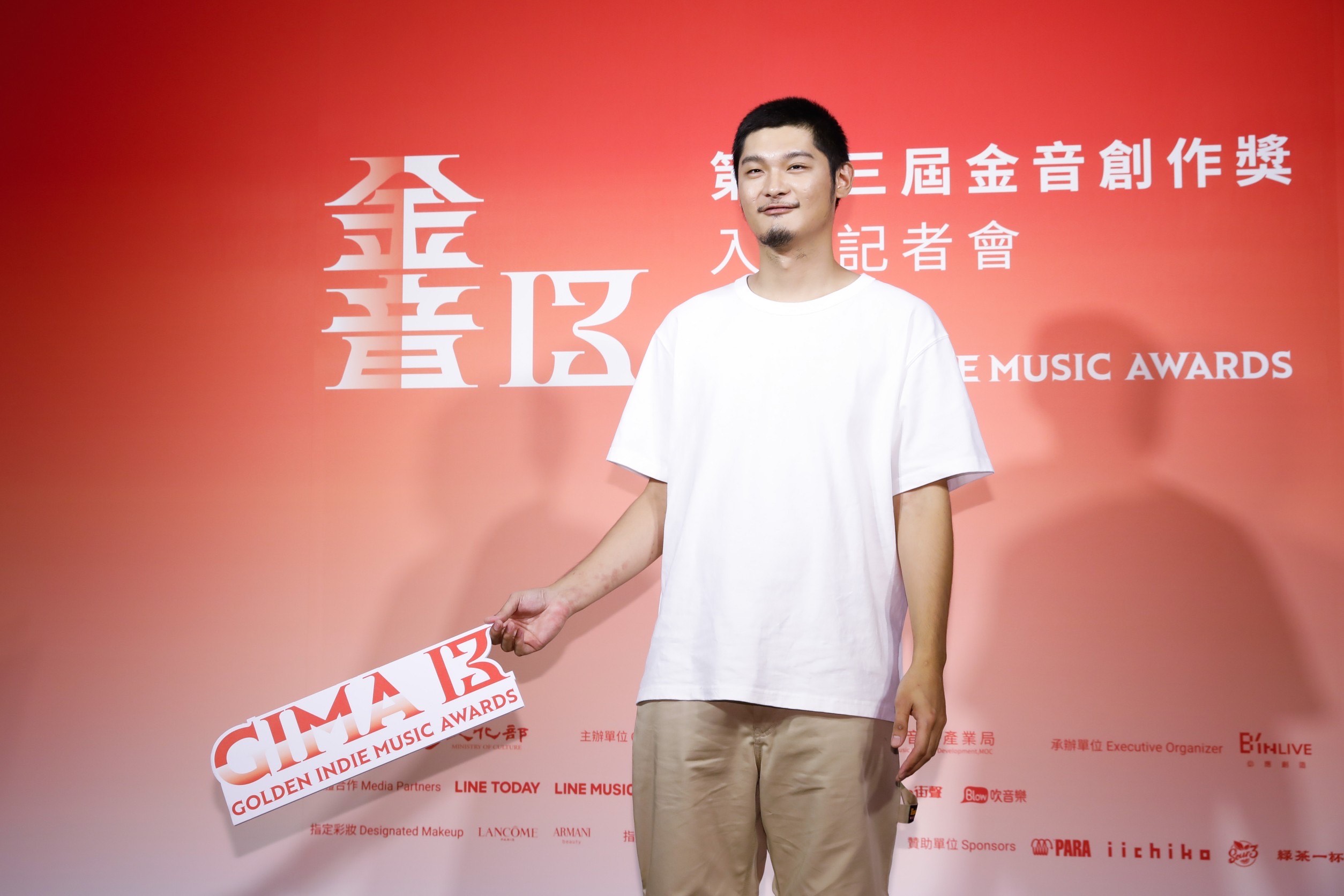 Leo王爆偷吃嫩妹後，神隱5個月首露面。