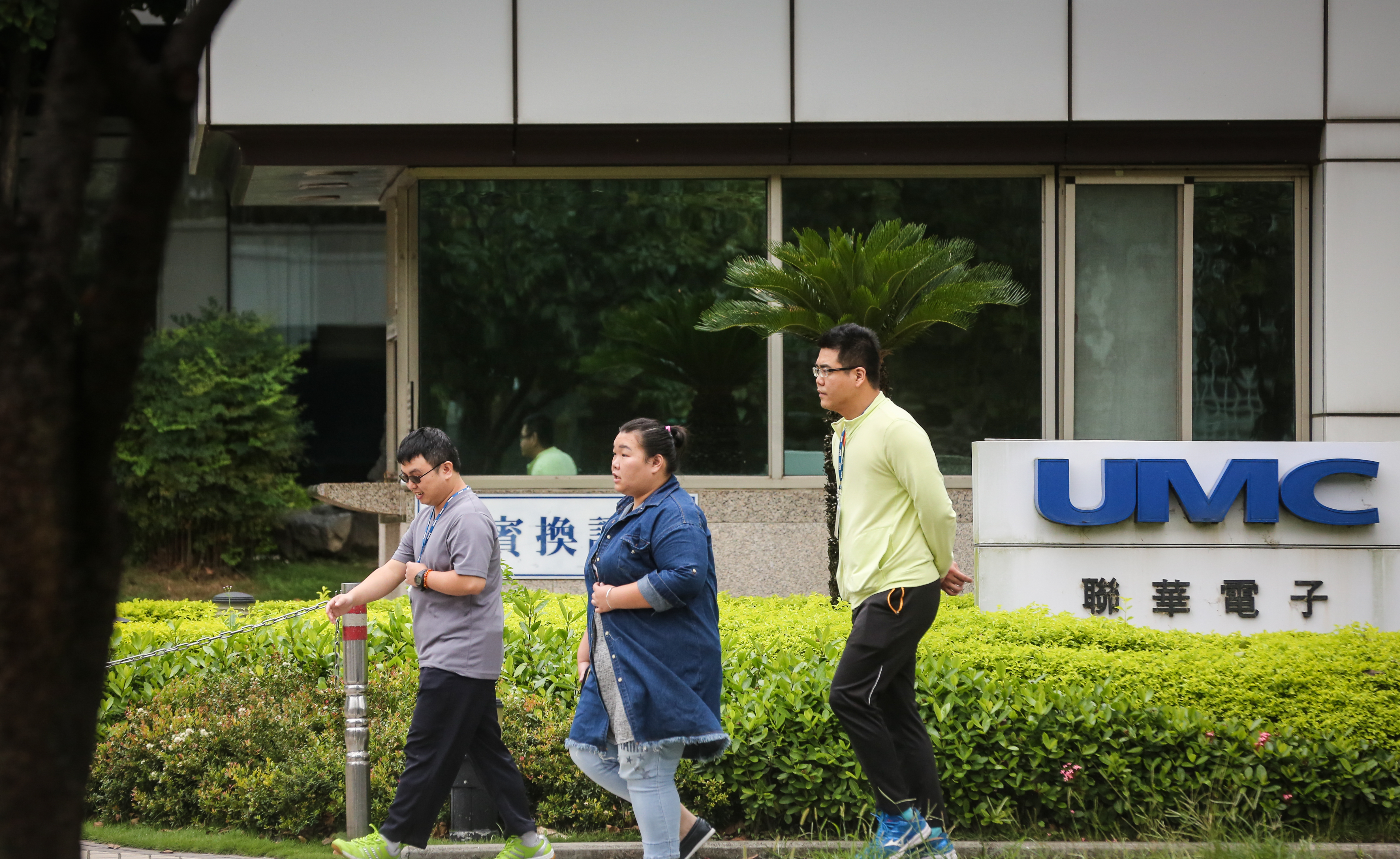 下半年股市修正，熱門電子股聯電也跌到40元關卡，該不該進場撿便宜，引起股民熱議。