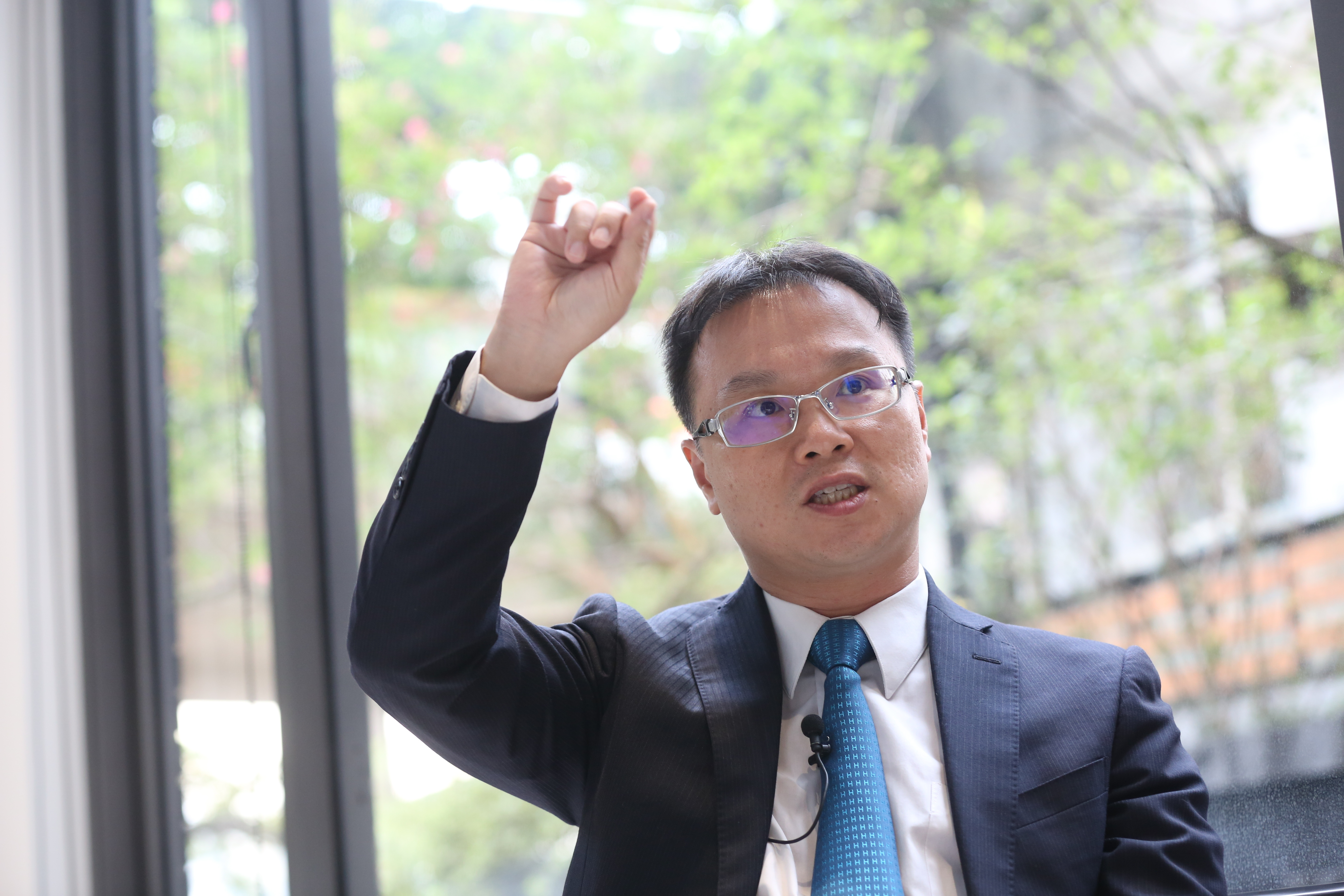 台灣上市櫃公司8月營收表現亮眼，證券分析師陳唯泰指出，近期可從營收創新高、本益比偏低的績優股下手。