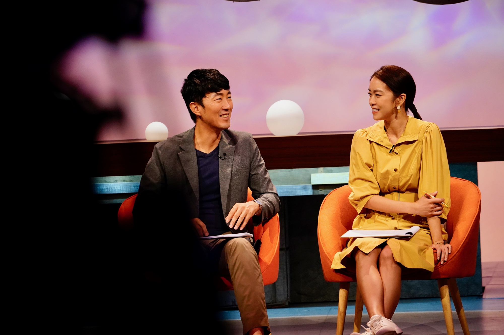 馬大元(左)與李霈瑜(右)主持親子實境節目《換個爸媽過幾天》,受到不少家長關注。(公視提供)