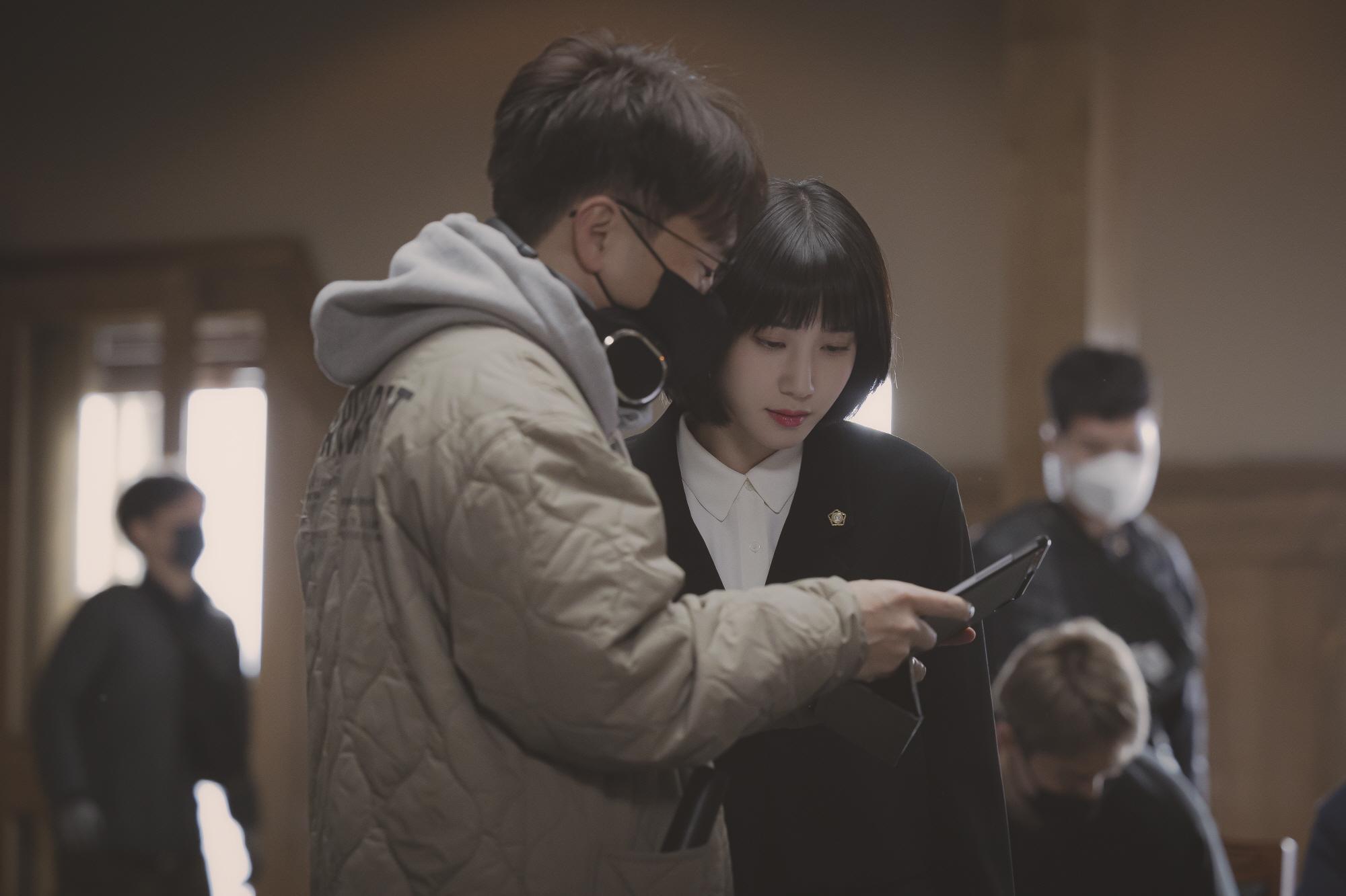 朴恩斌(右)原先因有其他工作,差點無法接演《非常律師禹英禑》。左為導演劉仁植。(Netflix提供)